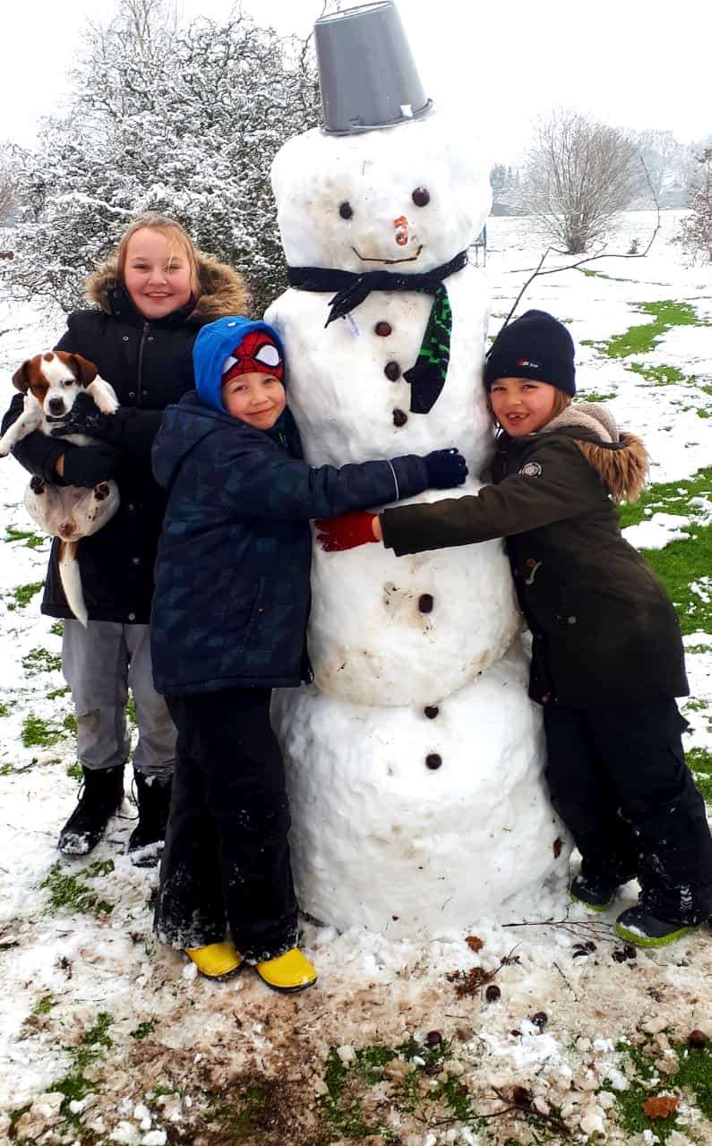 Fenna und Hedda Sonnenberg aus Wymeer mit ihrem Vetter und Russelmix Kira. © privat