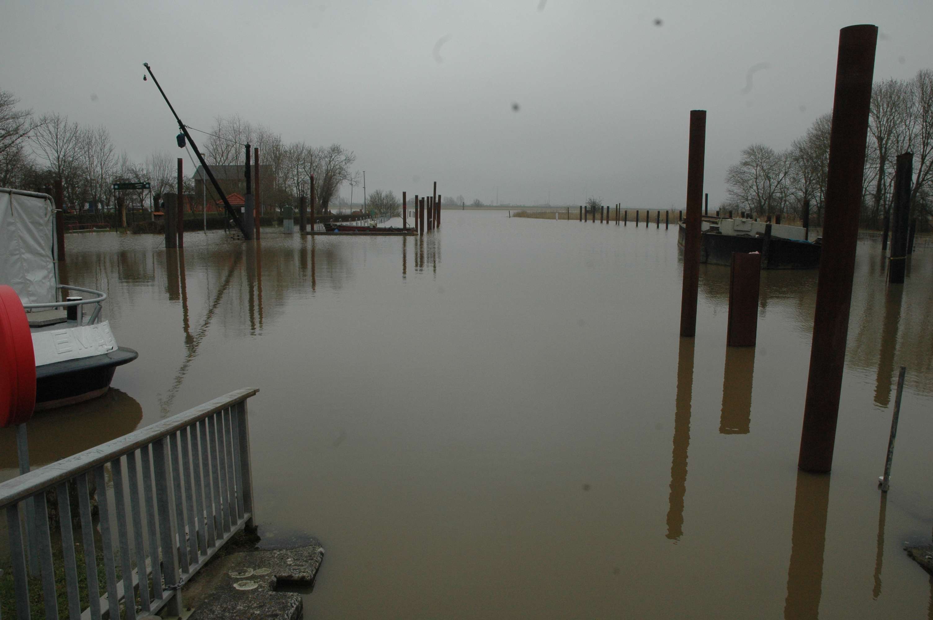 Durch den Aufstau des Flusses stand das Hafengebiet in Jemgum unter Wasser. © Szyska