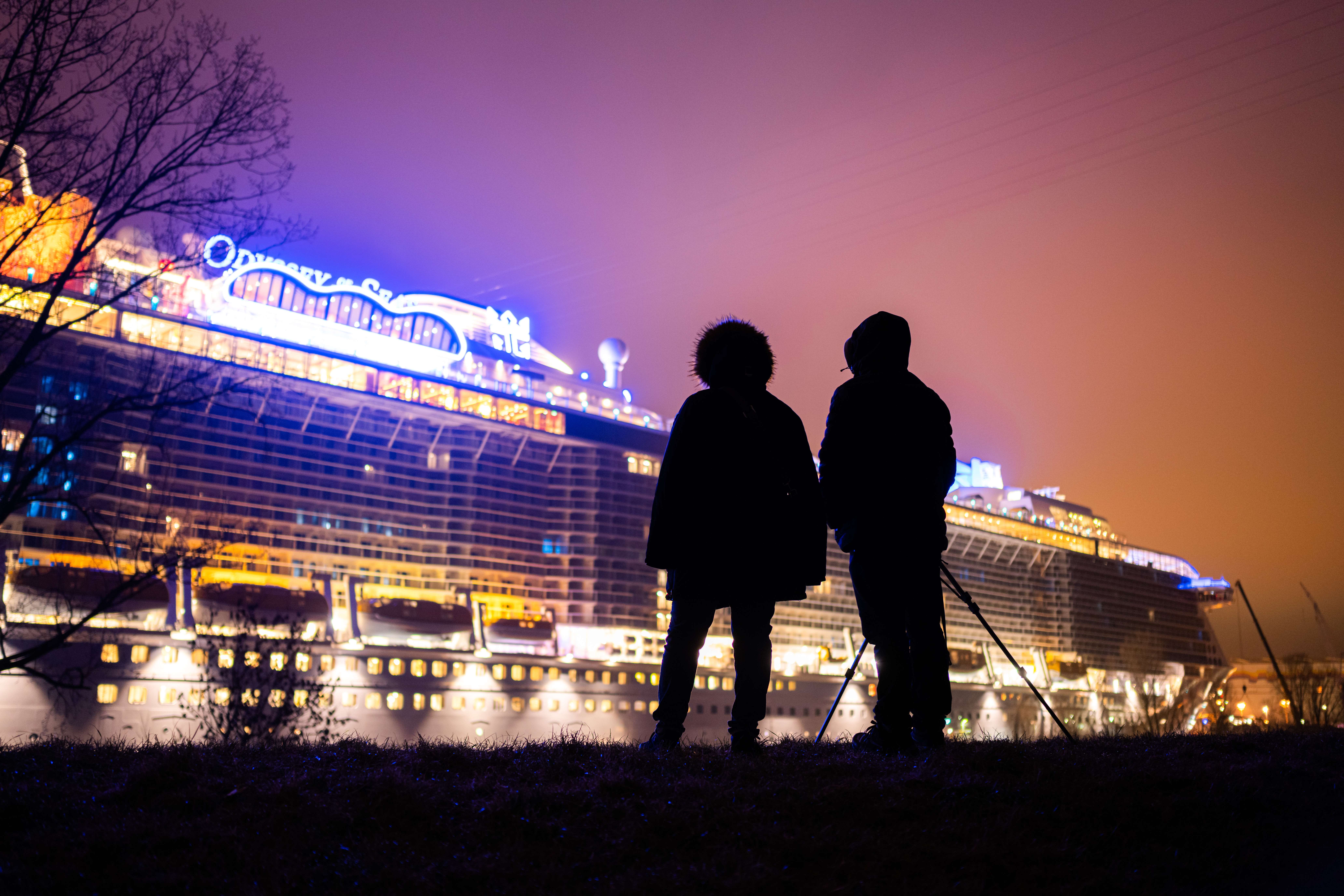 Um 4 Uhr morgens machte sich das Kreuzfahrtschiff auf den Weg. © Assanimoghaddam (dpa)