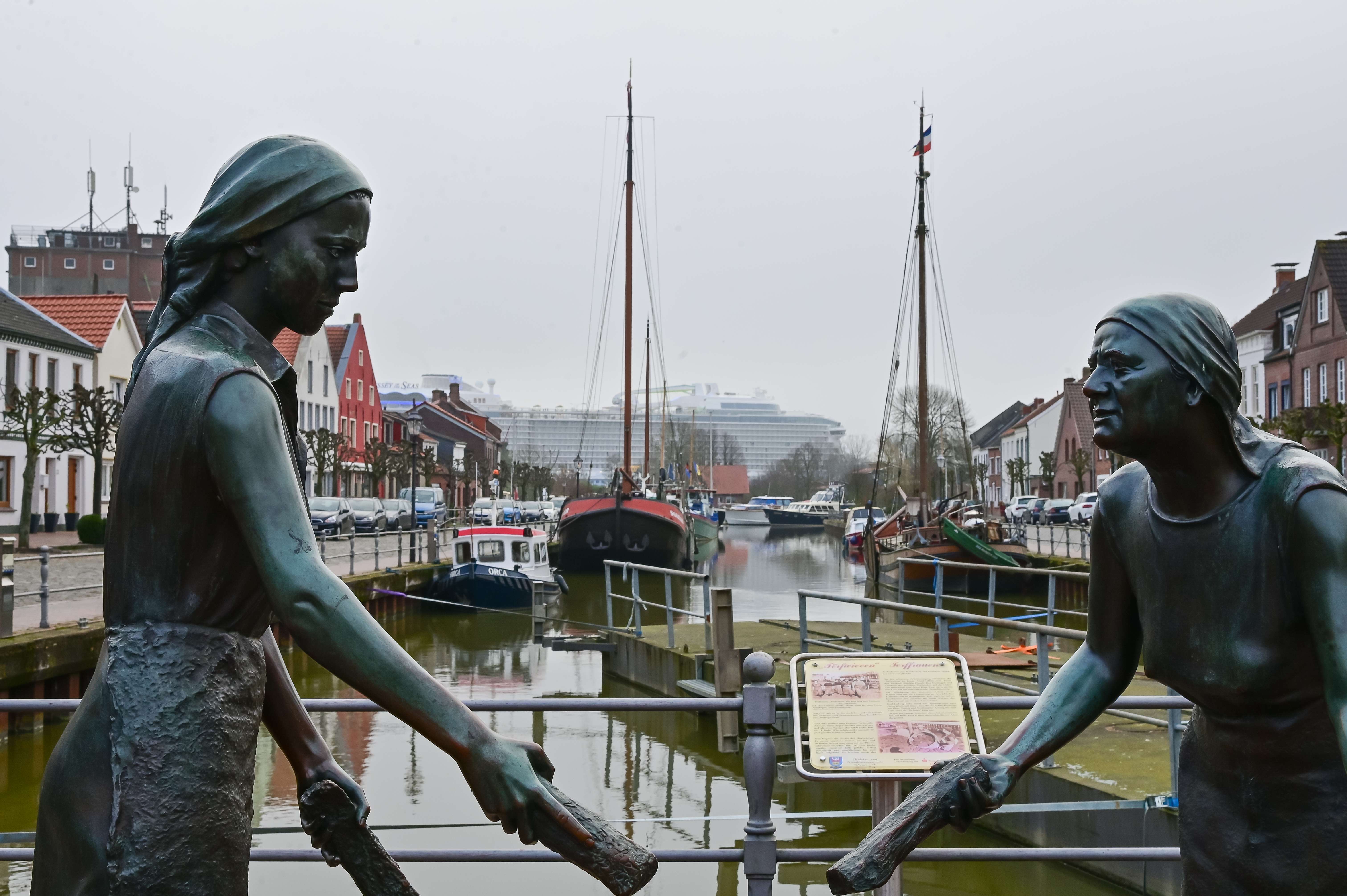 Vorbei am Alten Hafen Weener. © Jan Bruins