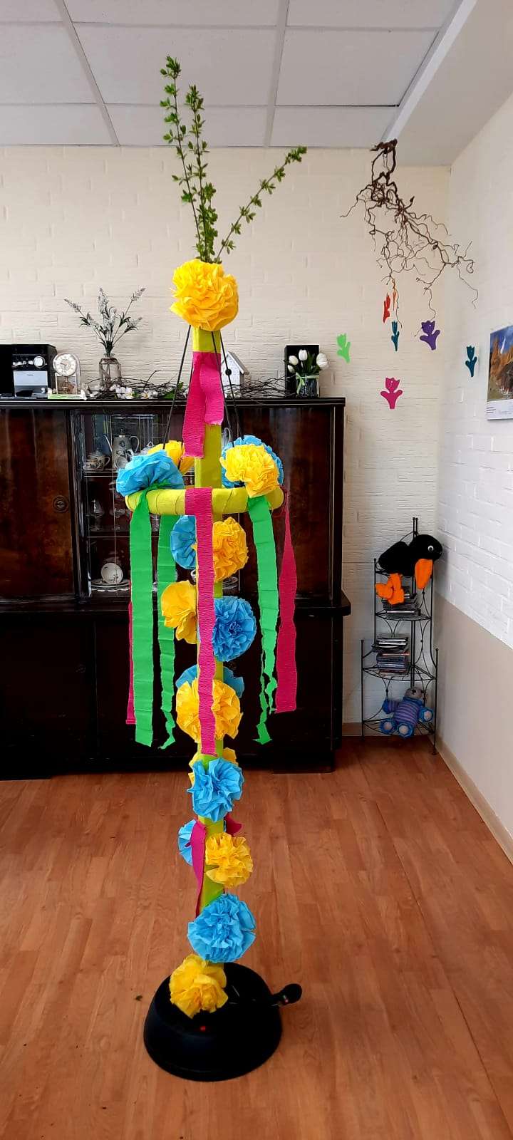 Auch im Altenzentrum Rheiderland bastelten die Bewohner Maibäume. © privat