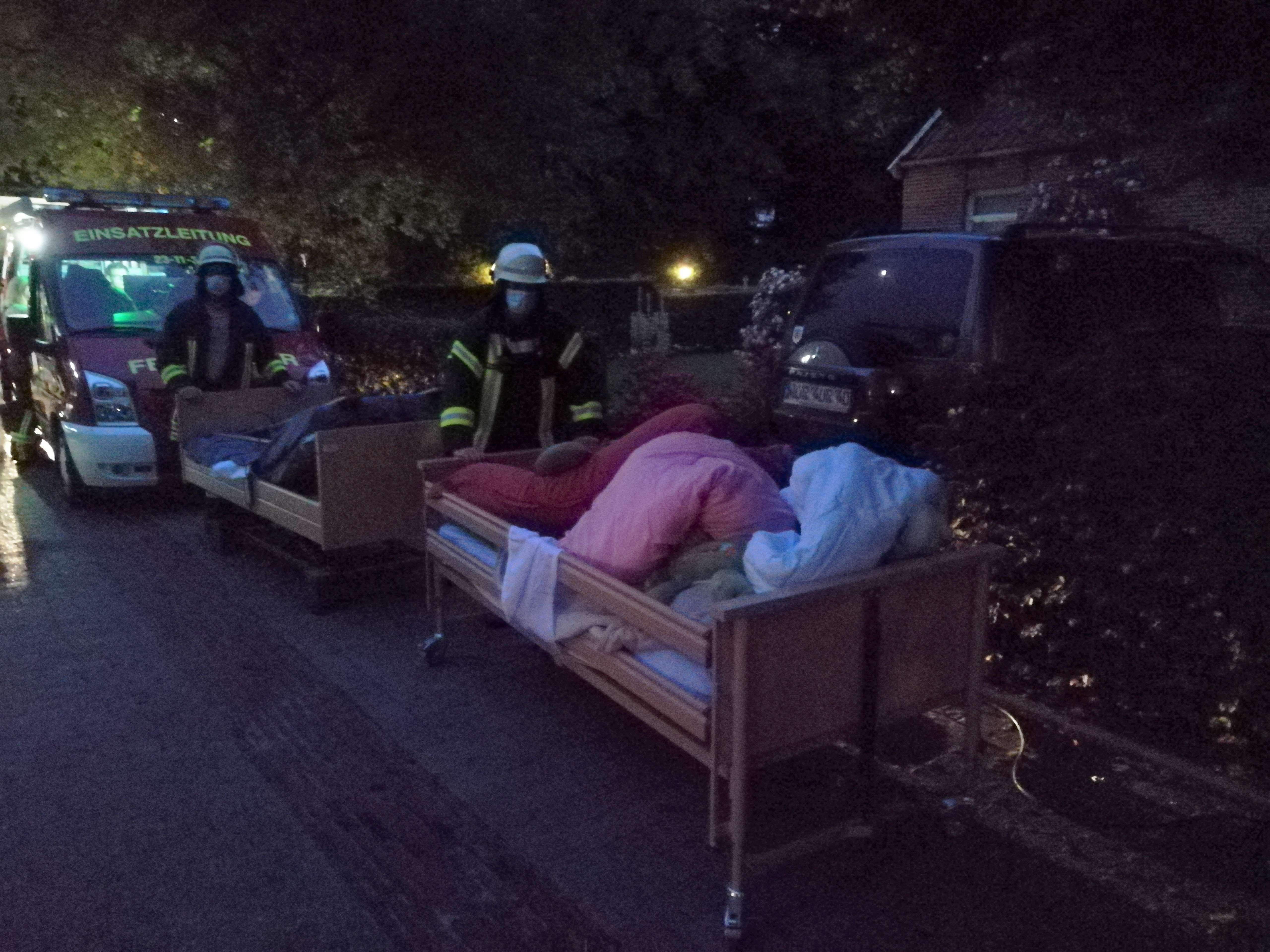 Feuerwehrleute bei der Bergung von Pflegebetten. © Kreisfeuerwehr Aurich