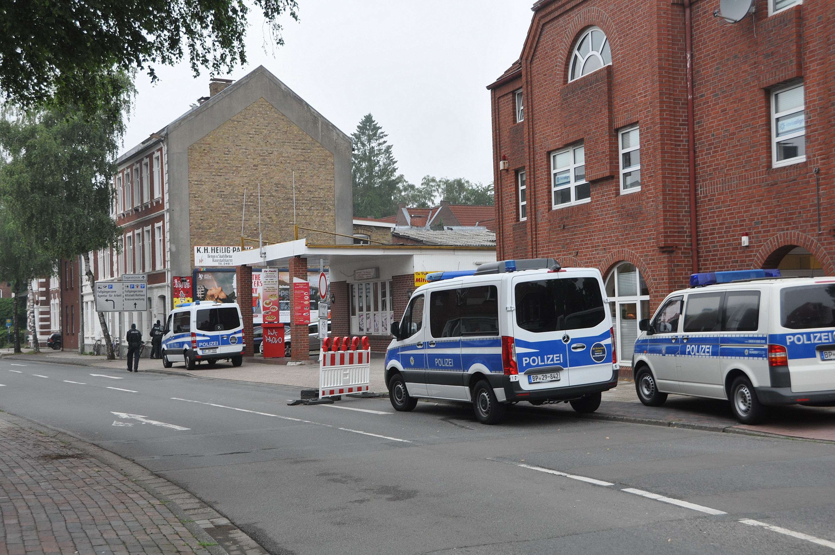 Eine der durchsuchten Wohnungen befindet sich in einem Mehrparteienhaus an der Friesenstraße in Leer. © Wolters