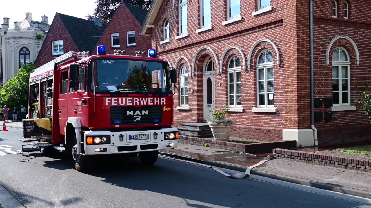 Feuerwehr pumpt Keller in Weener aus