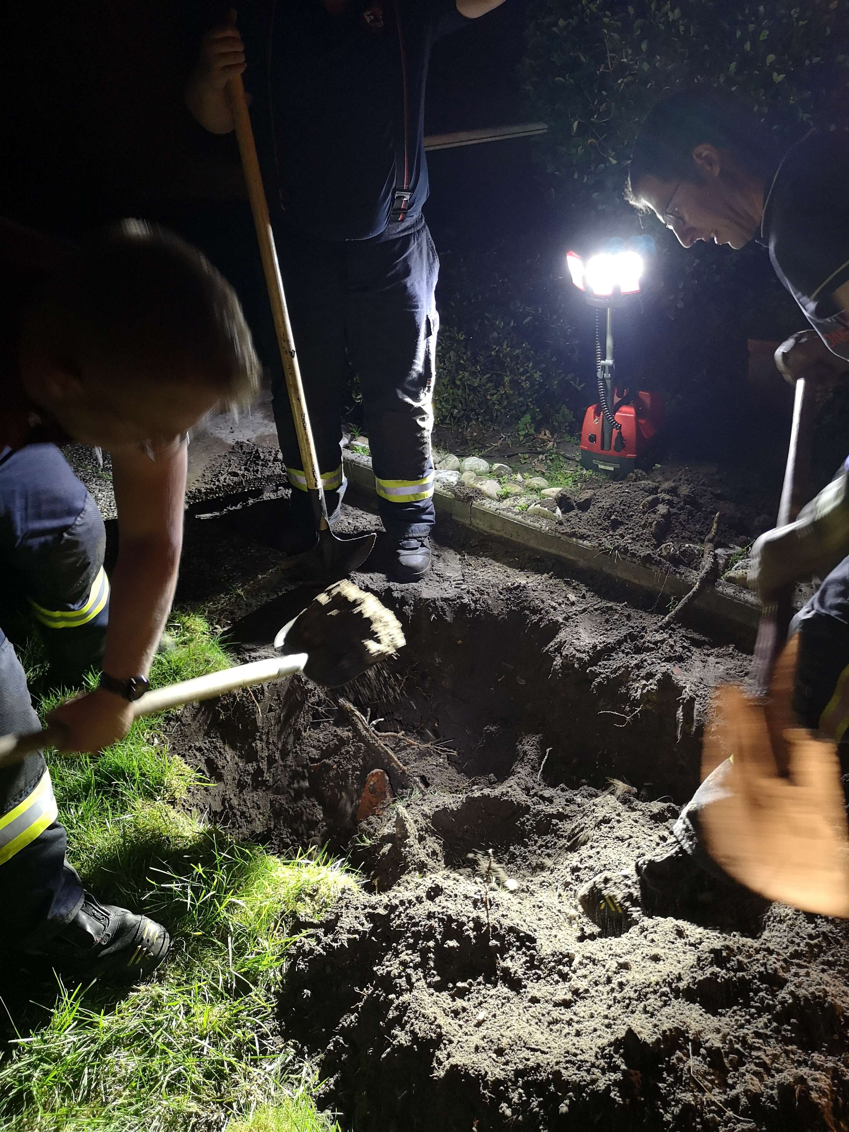 Die Grabungsarbeiten über dem Sickerschacht. © Stadt Papenburg /Feuerwehr
