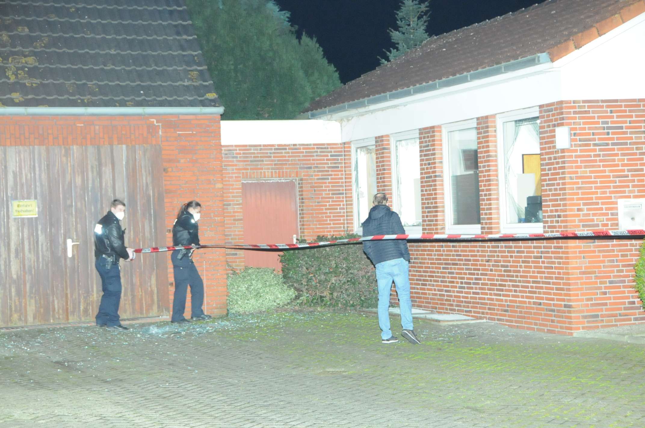 Polizeibeamte sperrten das Gebäude an der Süderstraße in Holtland ab. © Wolters