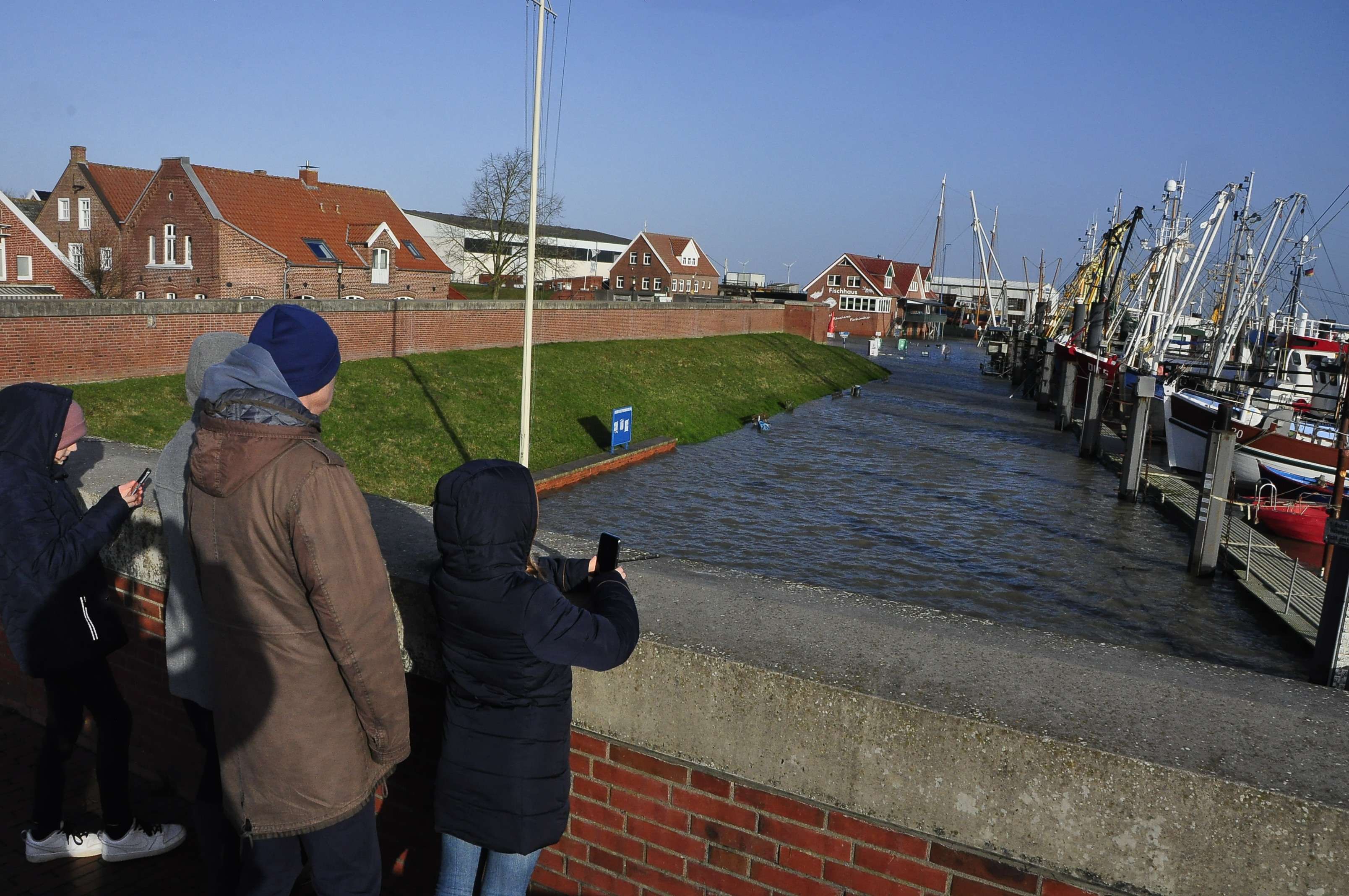 In Ditzum wurde das Hafengebiet überschwemmt. © Wolters