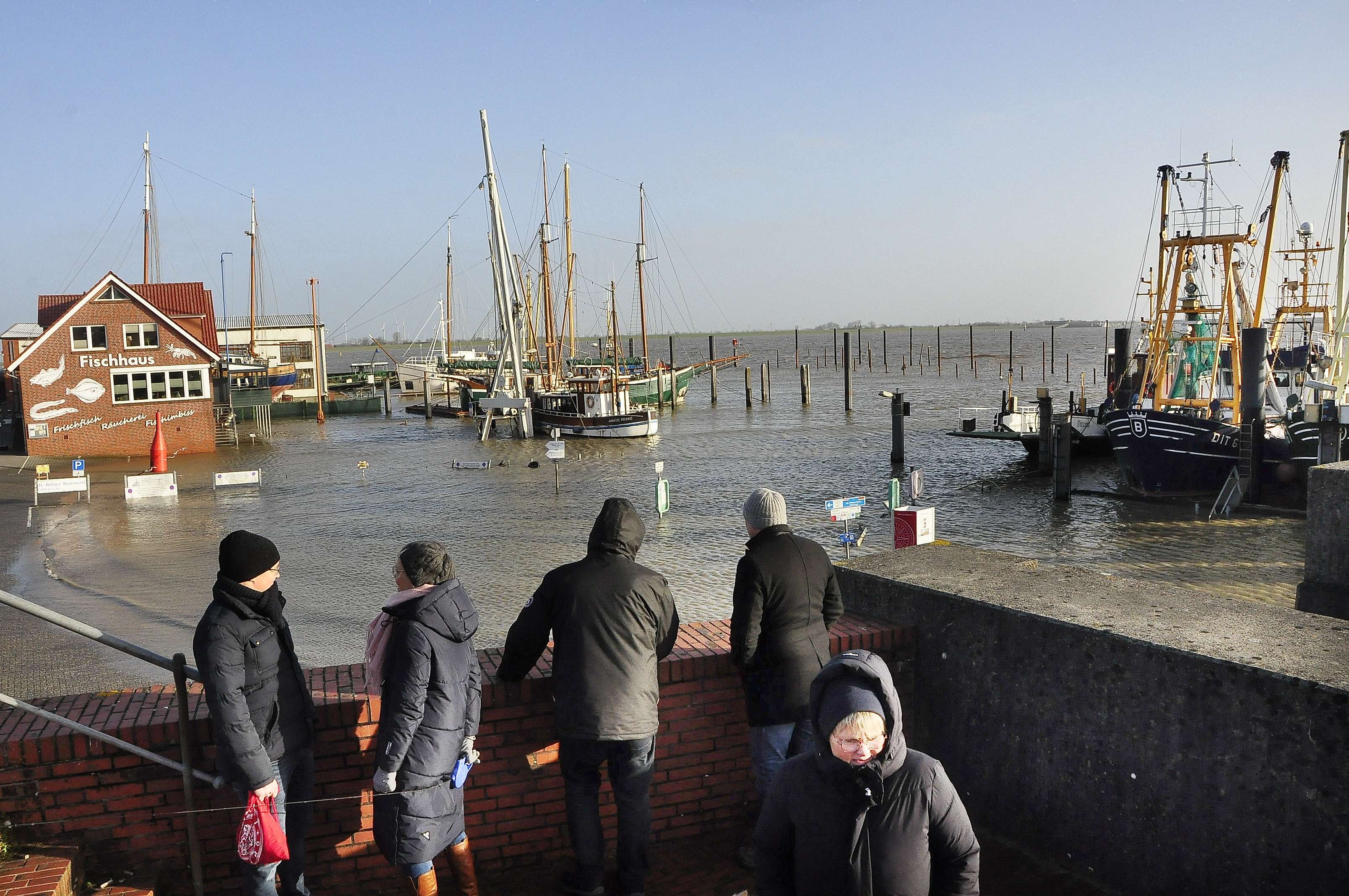 Land unter am Hafen in Ditzum. © Wolters