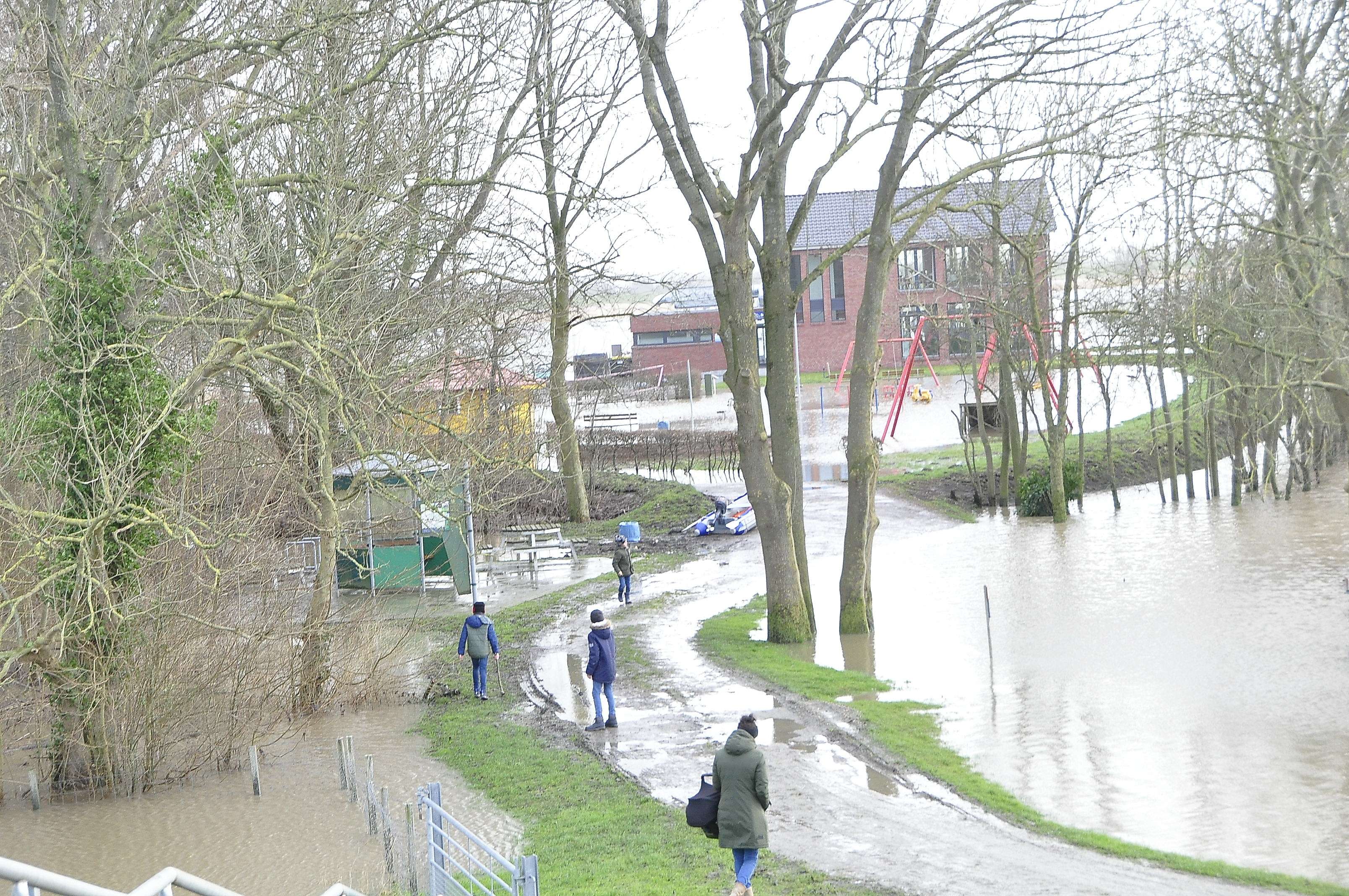 Land unter im Hafen in Jemgum. © Wolters