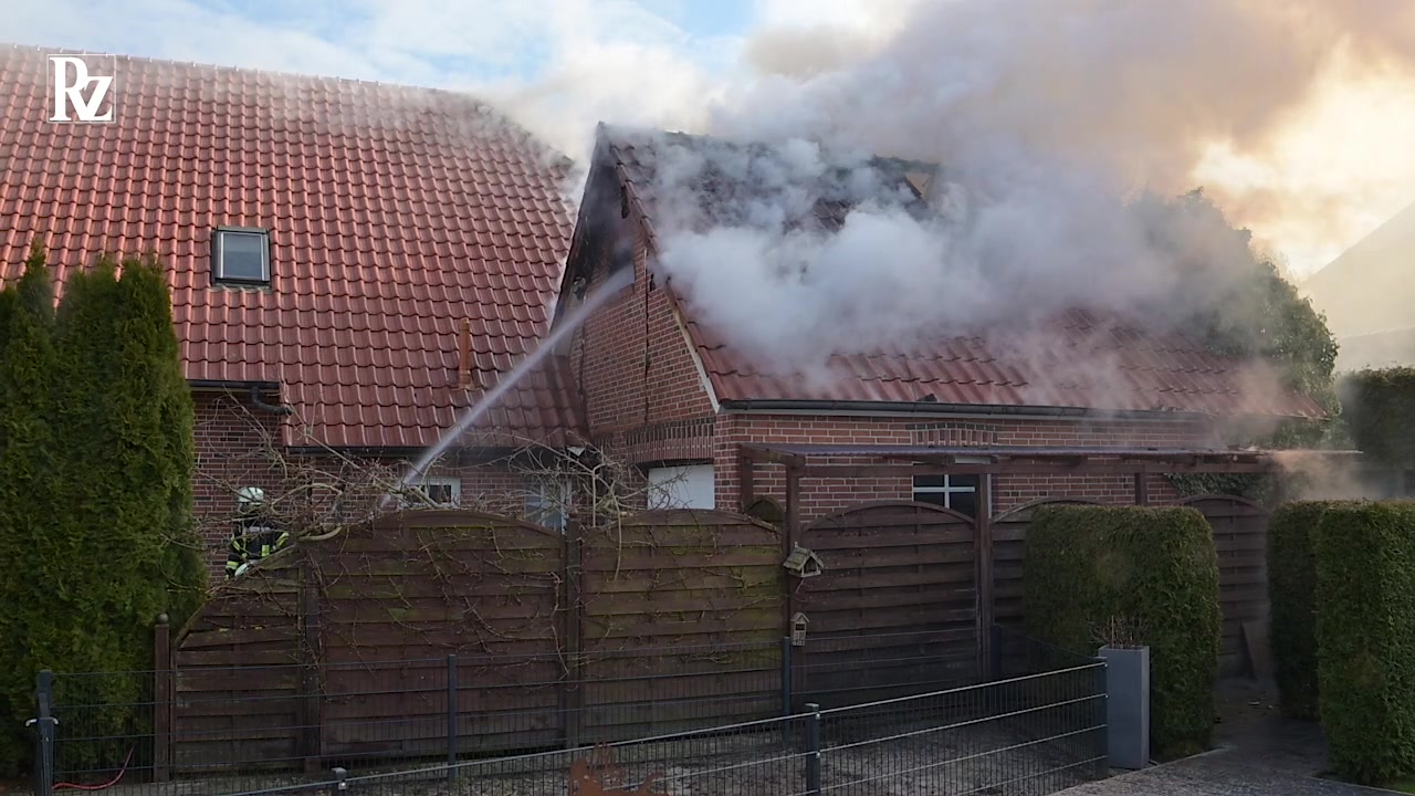 Wohnhaus in Holthusen steht in Flammen