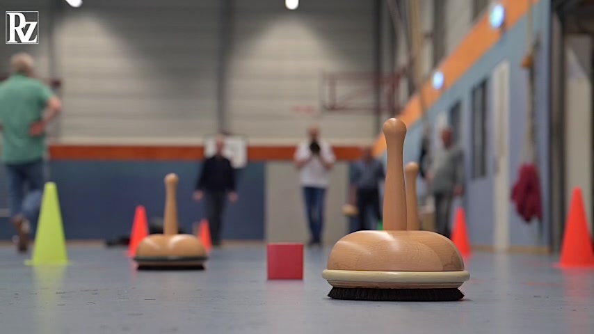 Ein Spiel wie Curling oder Eisstockschießen