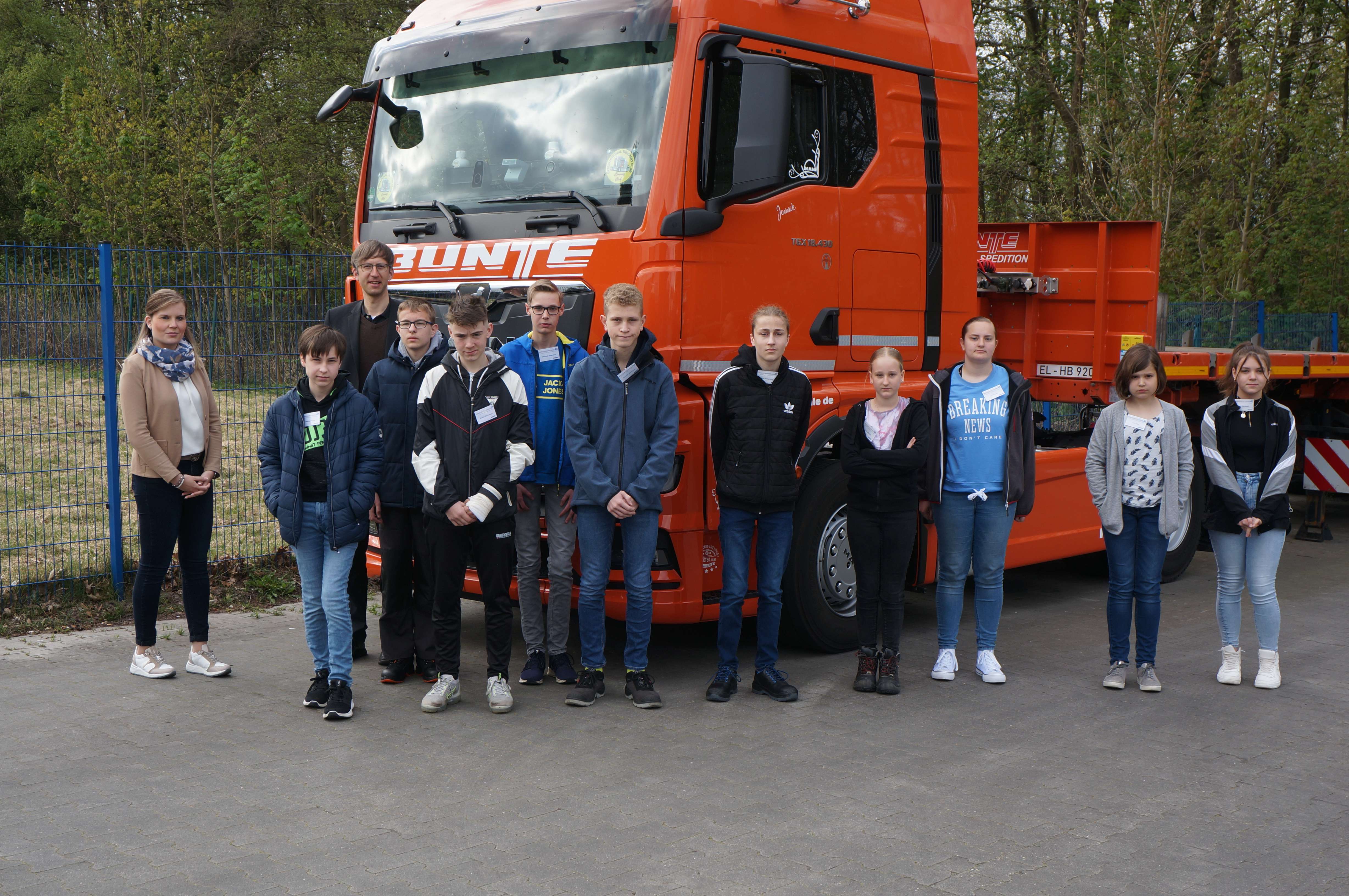 Bei der Firmengruppe Hermann Bunte in Papenburg nutzten zehn Mädchen und Jungen die Möglichkeit, die verschiedenen Ausbildungsberufe des Unternehmens näher kennen zu lernen, wie etwa Kfz-Mechatroniker, Berufskraftfahrer, Fachkraft für Lagerlogistik sowie Kaufleute für Spedition. © privat