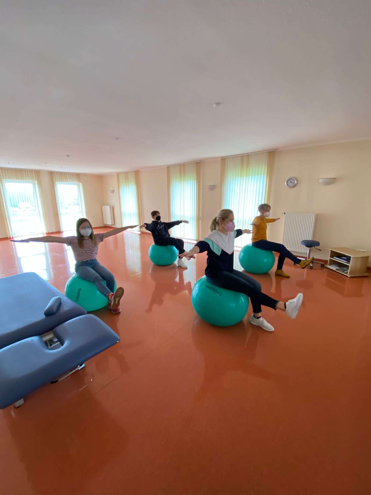 Mit Begeisterung bei der Sache waren Anneke Büürma und Philip Babenko, die den Zukunftstag bei der Praxis für Physiotherapie Poppens-Oltrop in Bunde verlebten. © privat