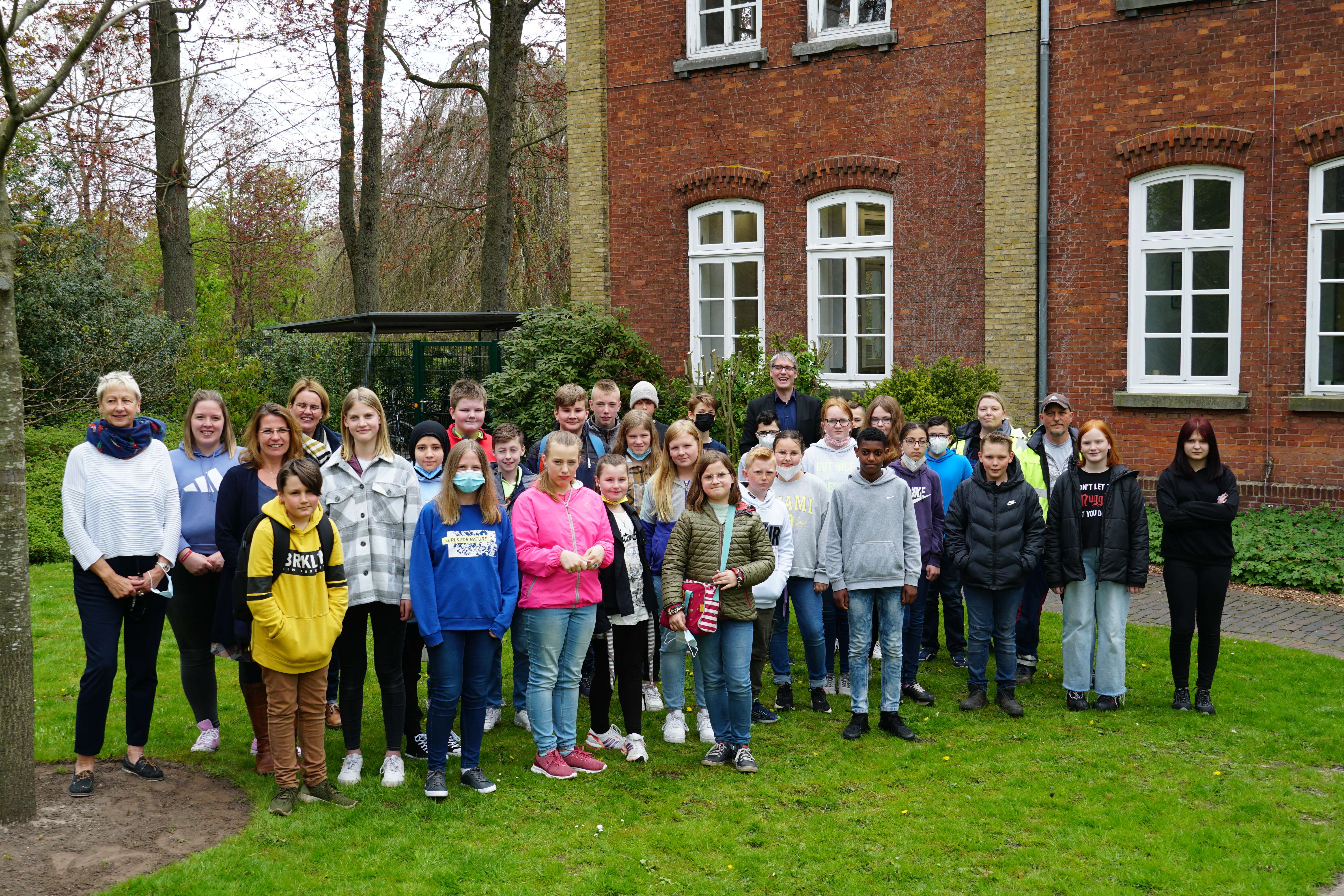 Am Zukunftstag bei der Stadt Weener nahmen insgesamt 30 Jugendliche teil. Sie wurden von der Gleichstellungsbeauftragten Angelika Janssen–Harms begleitet und konnten einen Einblick in die Verwaltung und die Arbeit in den verschiedenen Ämtern für sich gewinnen. Weitere Jugendliche besichtigten das Klärwerk, das Bauamt, die Stadtbücherei, die Kindergärten Möhlenwarf und »Bunte Welt« in Weener sowie die Grundschule Möhlenwarf. © privat