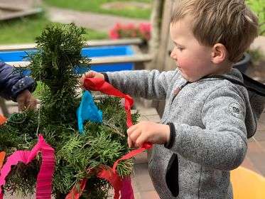 Der zweijährige Jaron hat zusammen mit seiner Schwester Lenya, sie ist sechs Jahre alt, in Bunde einen Maibaum geschmückt. © privat