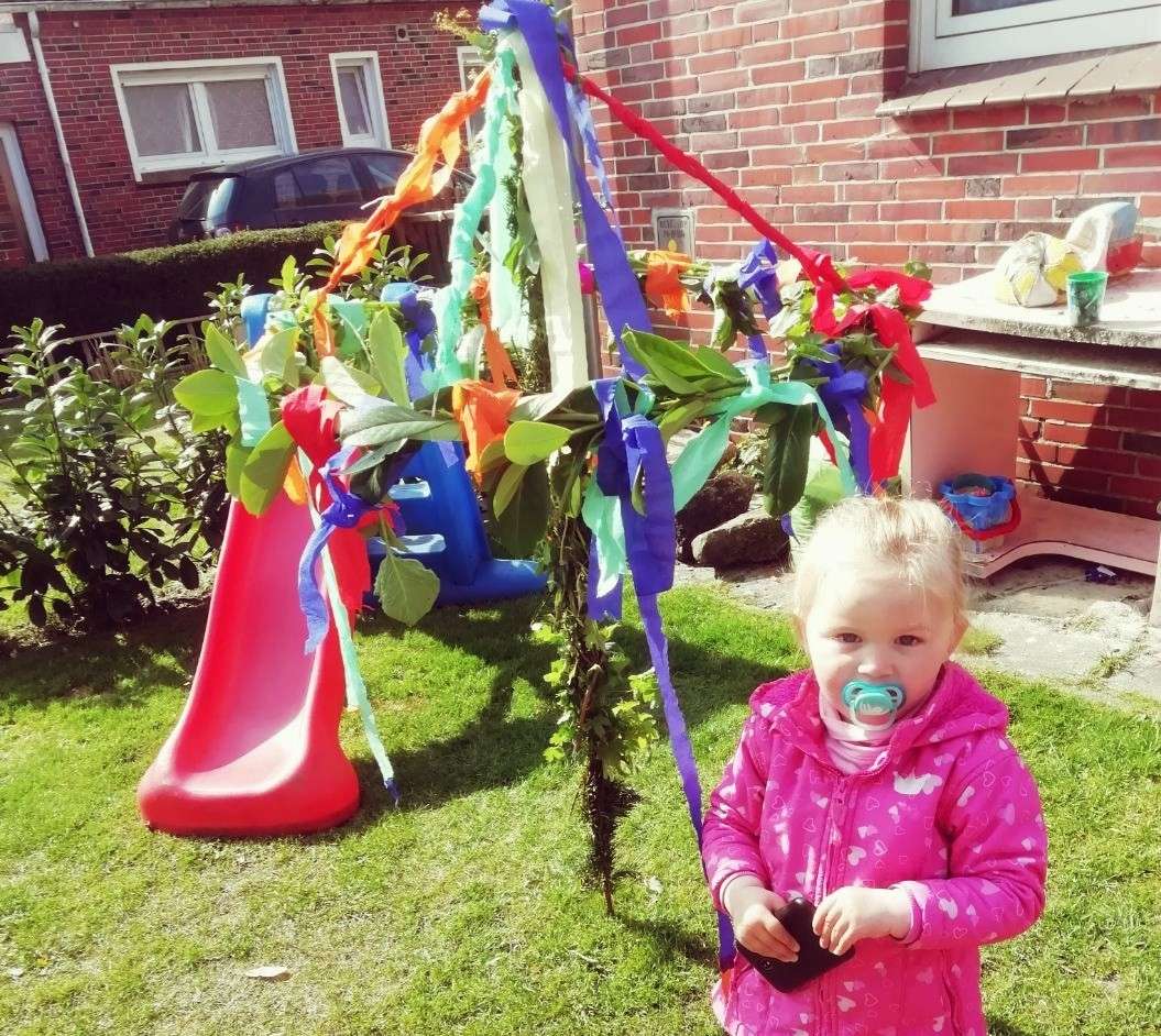 Käthie, sie ist zwei Jahre alt, und ihre Schwester Alicia, sie ist zehn, aus Bunde haben zusammen haben diesen Maibaum liebevoll geschmückt. © Kaput