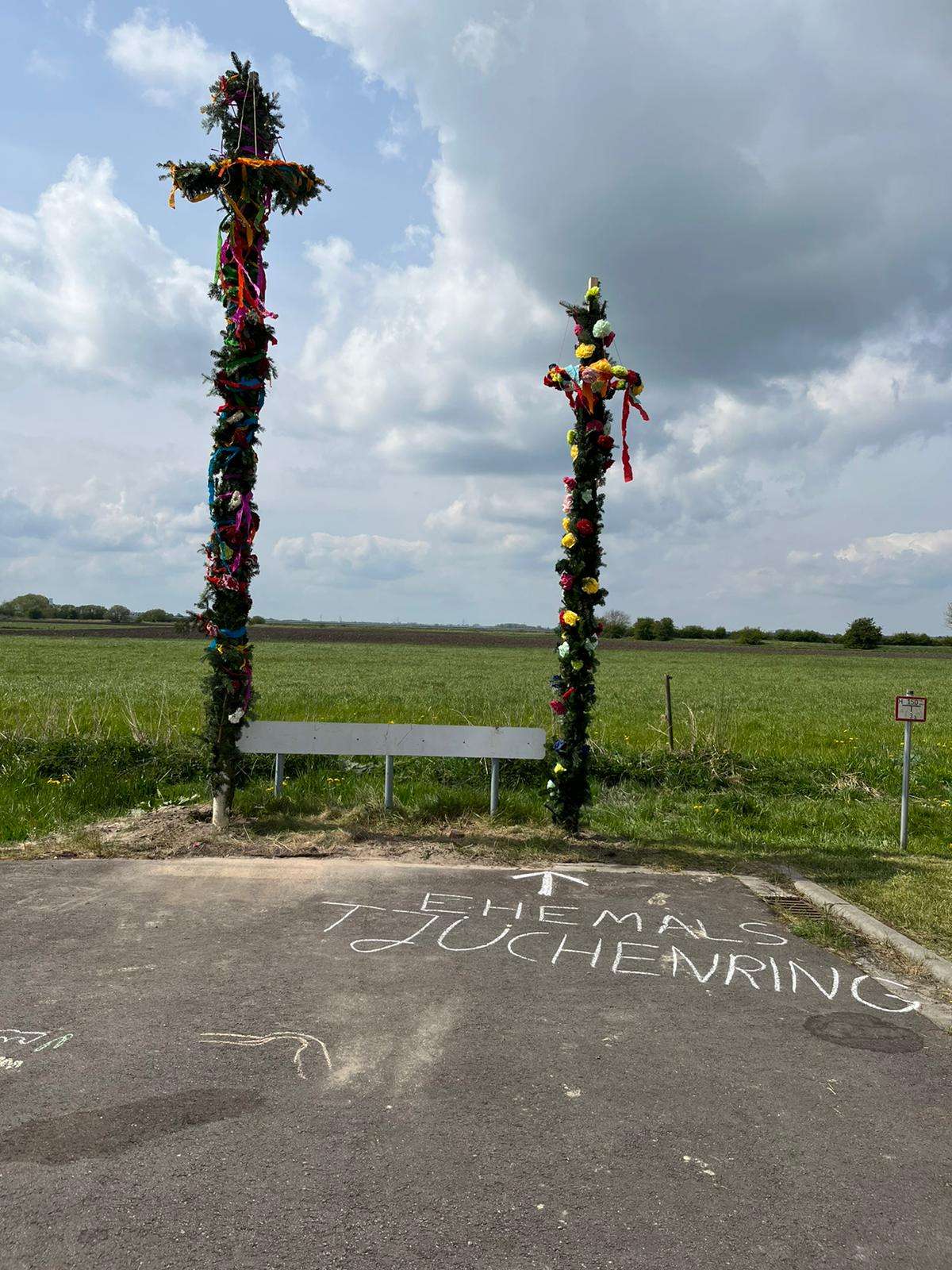 An der Ubbo-Emmius-Straße in Bunde stehen zwei Maibäume, der rechte wurde in der Nacht nach altem Brauch „erbeutet“ und kann jetzt ausgelöst werden. © Janssen