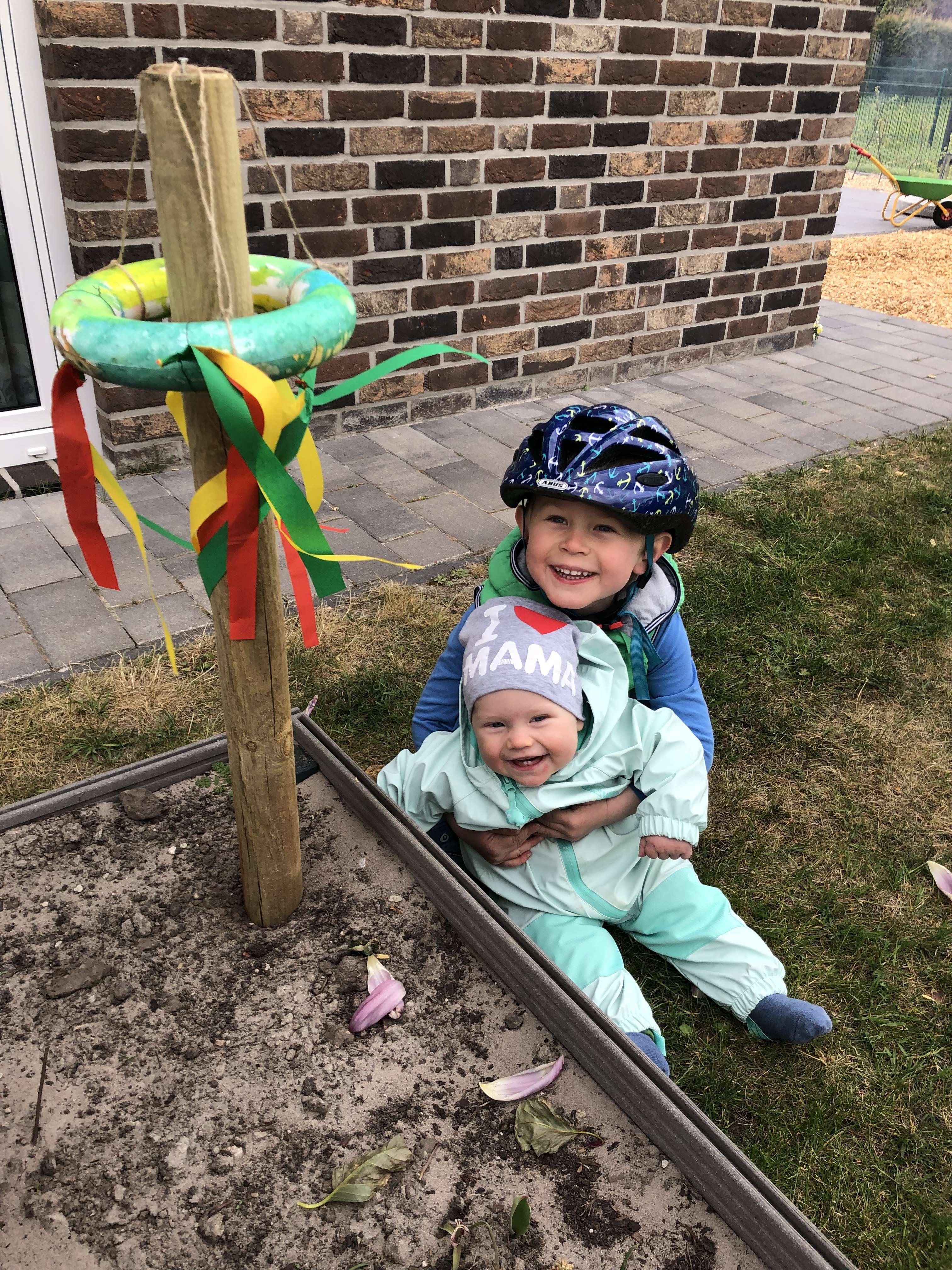 Malte (drei Jahre) und Eike ( acht Monate) aus Bunde mit ihrem Maibaum. © Vreyborg