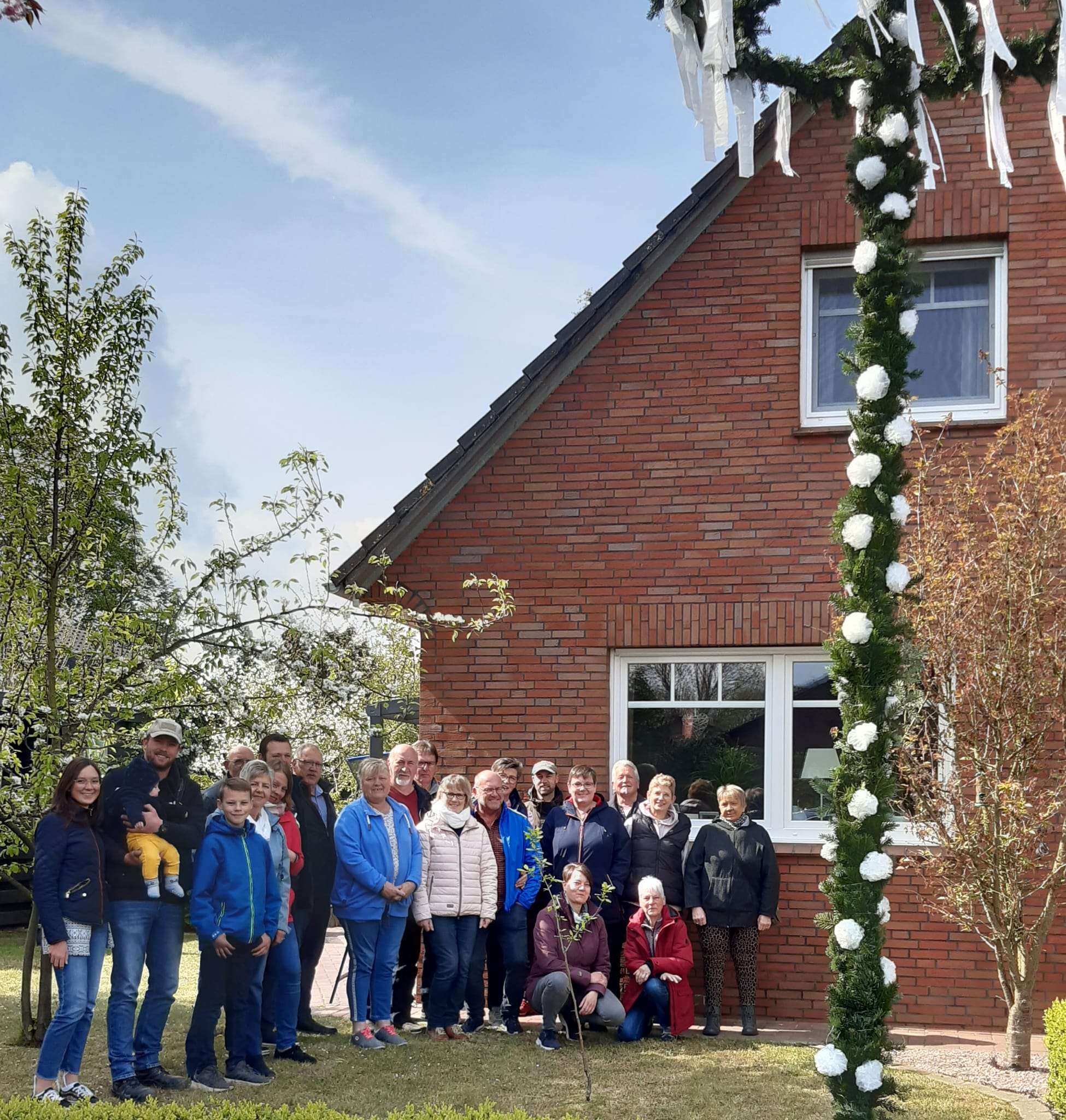 Ihren 40. Maibaum haben die Anwohner der Wiesenstraße in Bunde in diesem Jahr aufgestellt. © privat