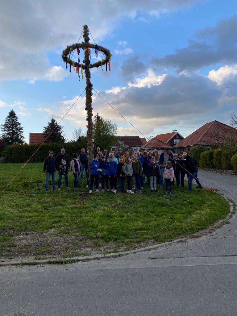Der Maibaum der Siedlung Achter’t Verlaat in Ditzumerverlaat. © Buß