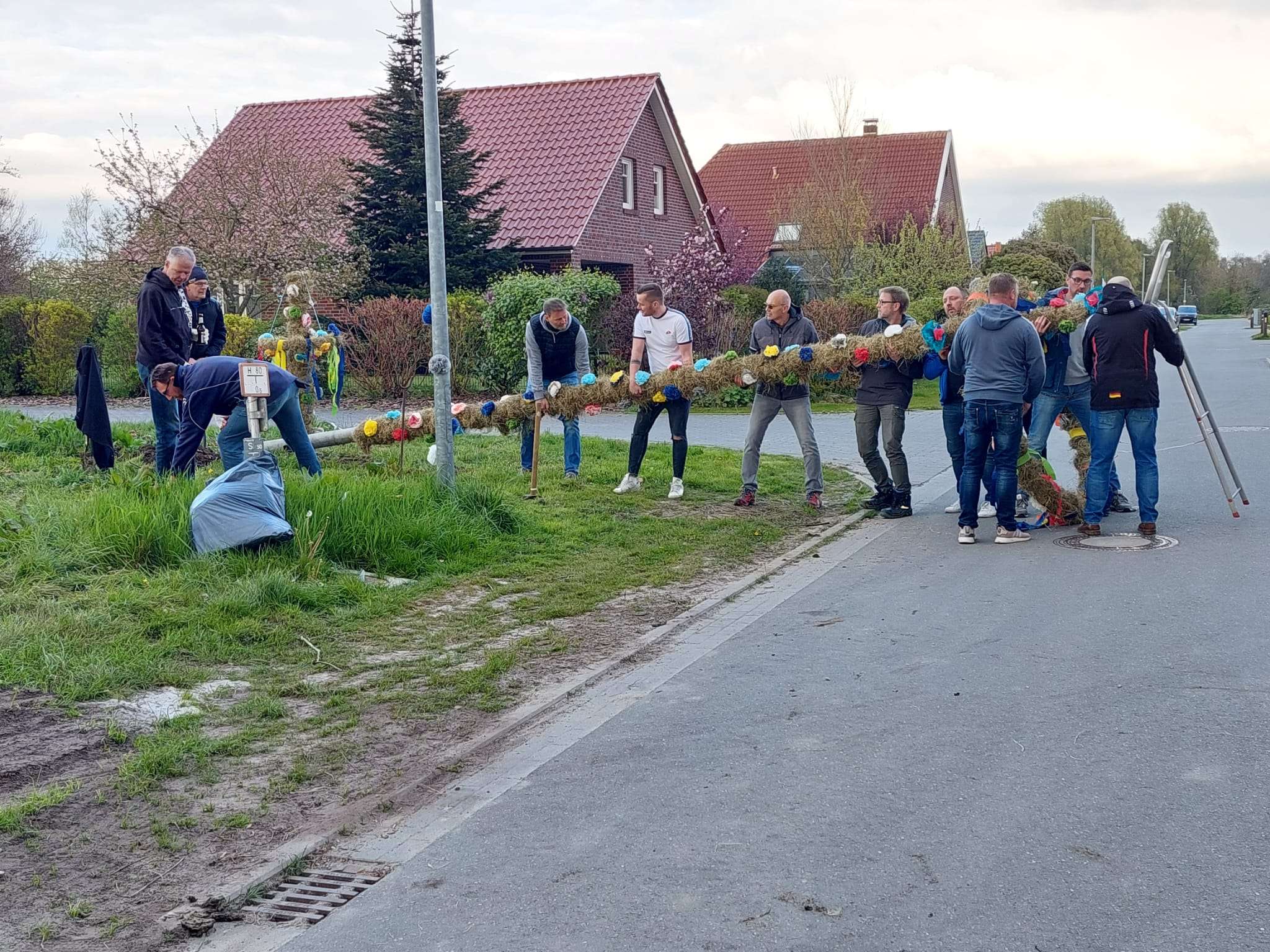In der Siedlung Achter’t Verlaat in Ditzumerverlaat haben die Anwohner schon zum 20. Mal einen Maibaum aufgestellt. © Buß