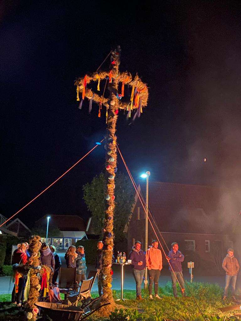 Der Maibaum der Siedlung Achter’t Verlaat in Ditzumerverlaat. © Buß