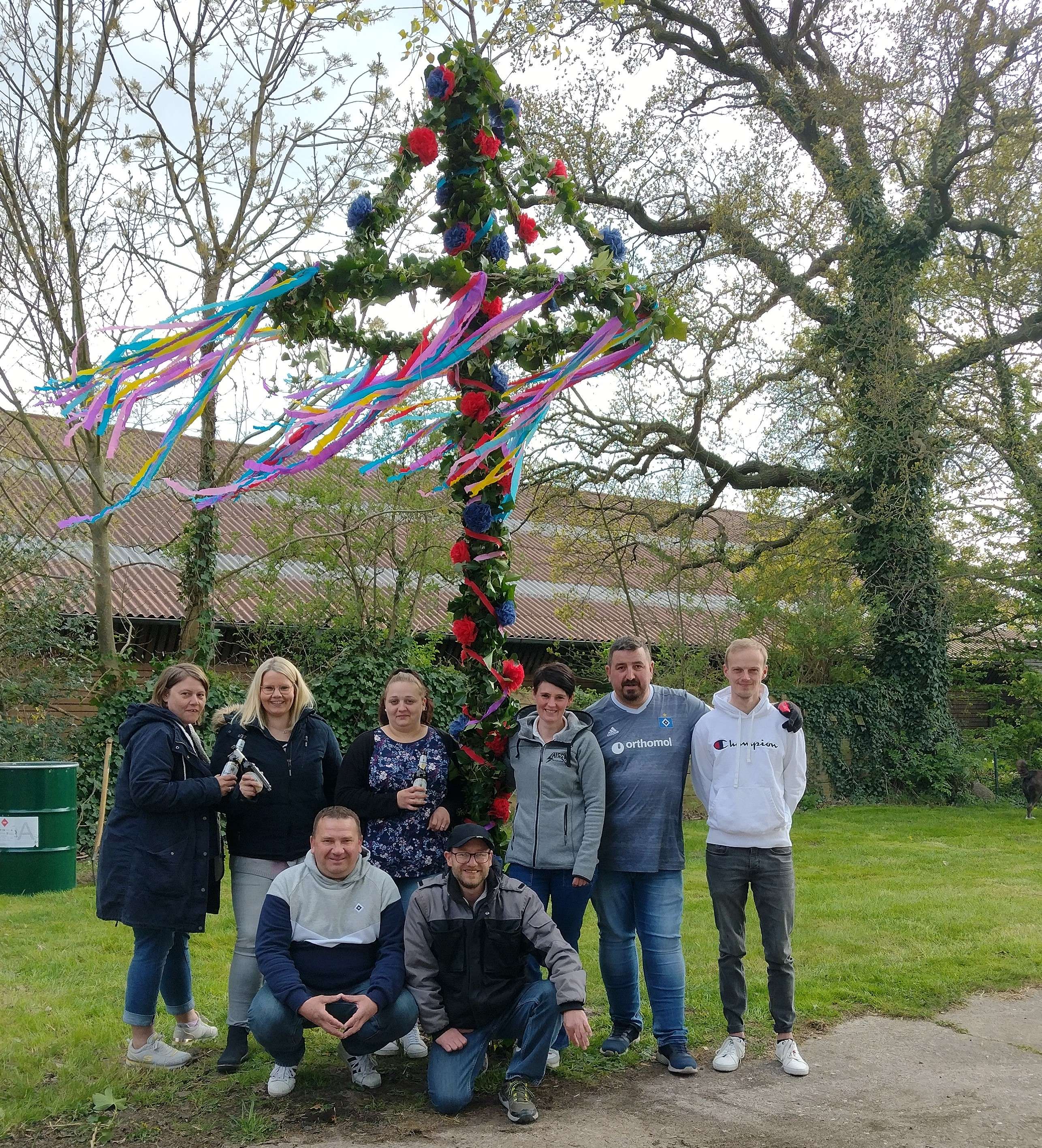 In Holthuserheide wurde der Maibaum mit Efeu gebunden. Man nahm, was gerade vorhanden ist. © privat