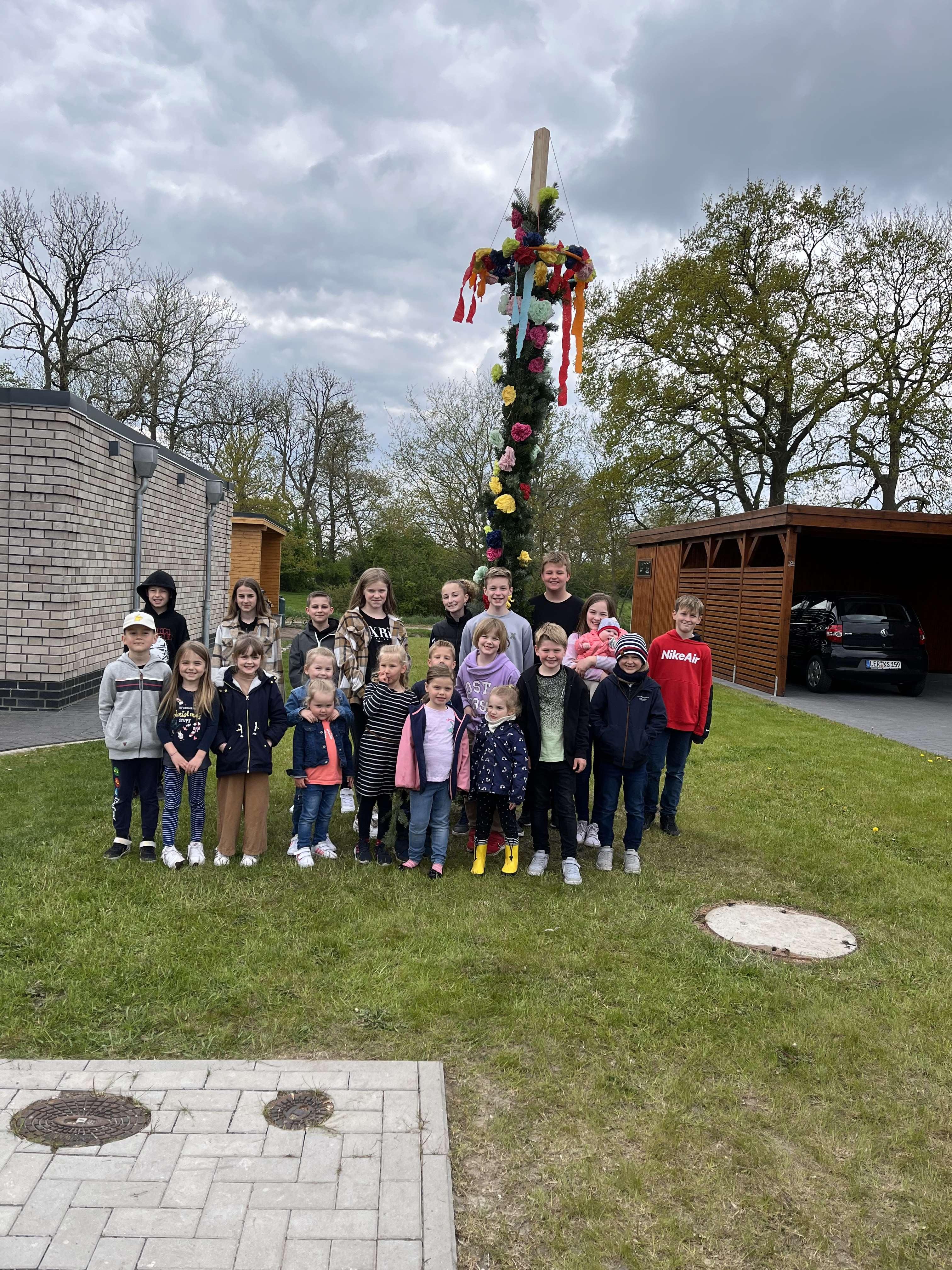 Nachdem der Maibaum in der Nacht von Anwohnnern der Ubbo Emmius Straße gestohlen wurde, haben die Kinder aus dem Tjüchenring ihn heute Mittag zurückerobert. Natürlich mit entsprechender Auslöse. © privat