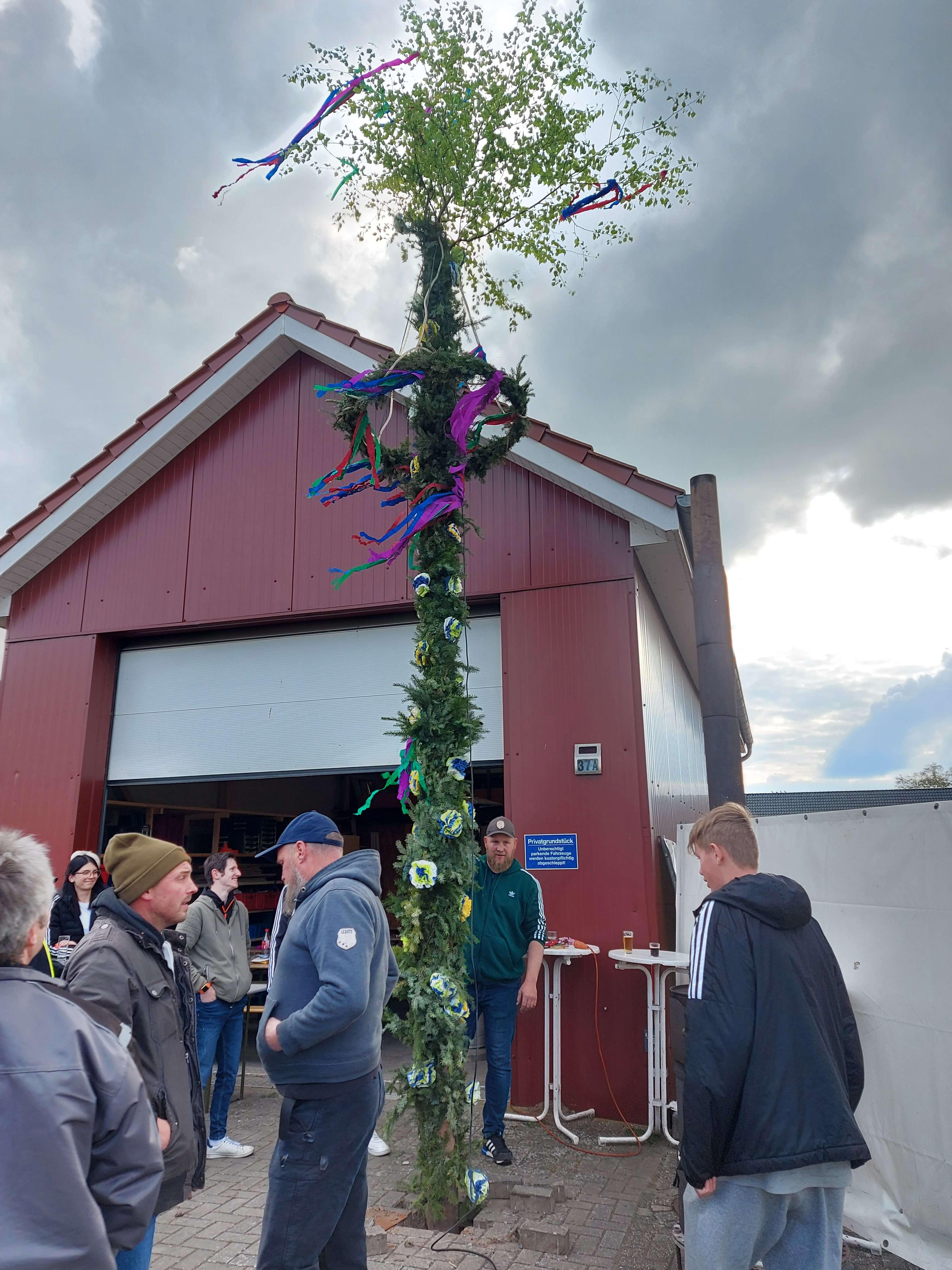 Diesen Maibaum haben die Anwohner aus dem Alten Sandweg in Tichelwarf und dem Verbindungsweg aufgestellt. © Berends