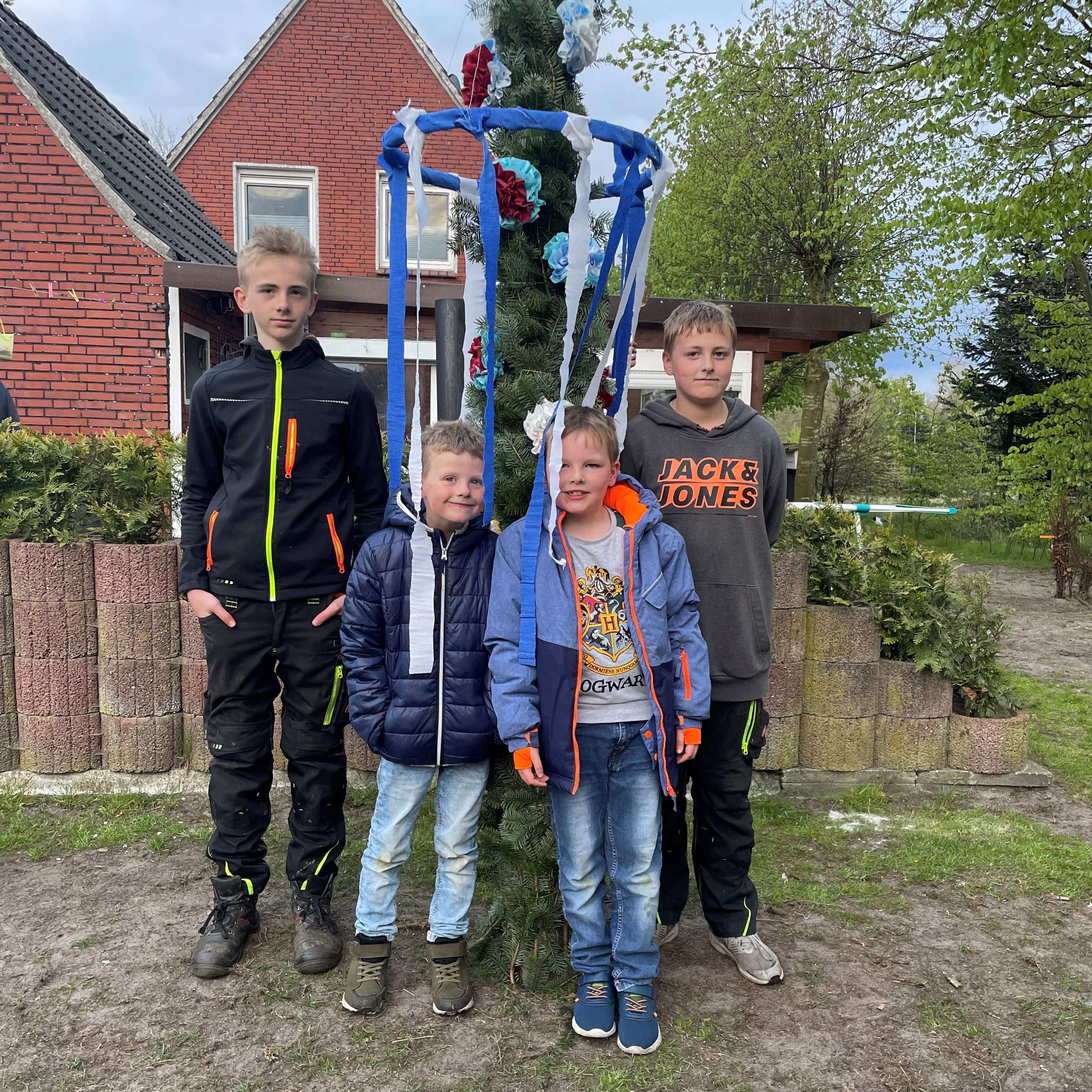 Luca, Emil, Paul und Tim (von links) bewachen den gemeinsamen Maibaum in Stapelmoorerheide. © Gersema