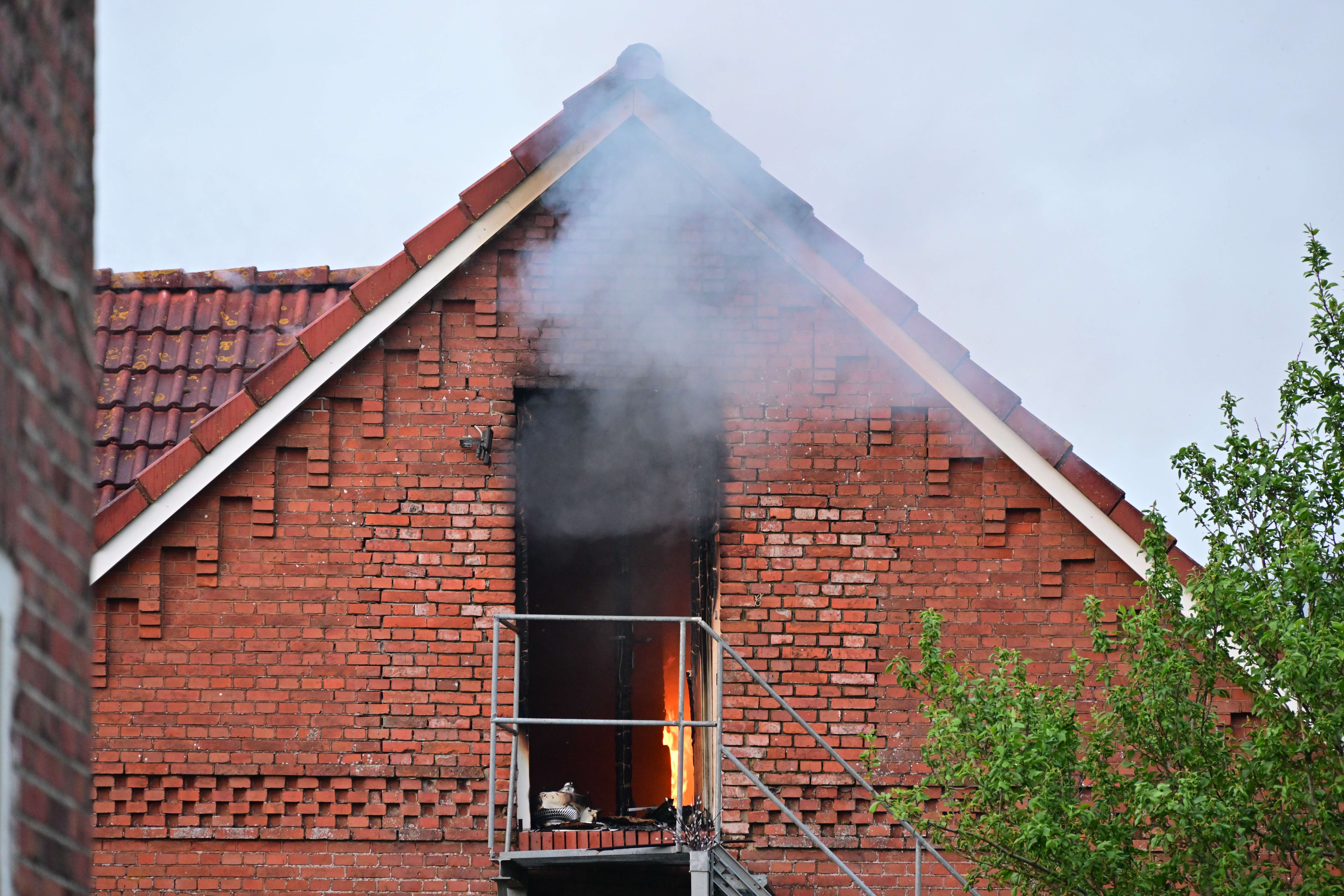 Gegen 20.45 Uhr wurden die Feuerwehren alarmiert, weil ein Dachboden in Landschaftspolder brannte. © Bruins