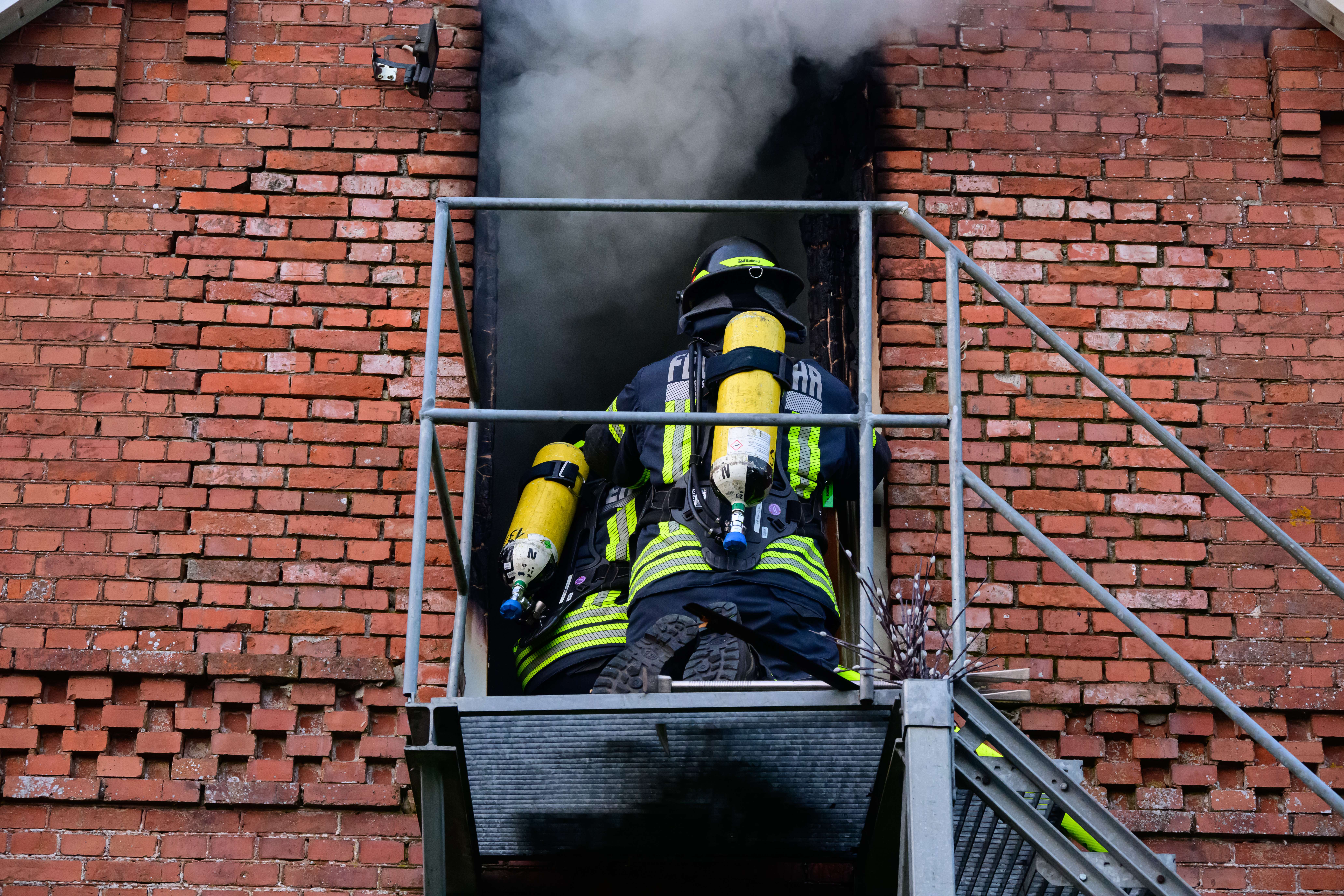 Die Feuerwehr rückte mit Atemschutzgeräten in das brennende Wohnhaus vor. © Bruins