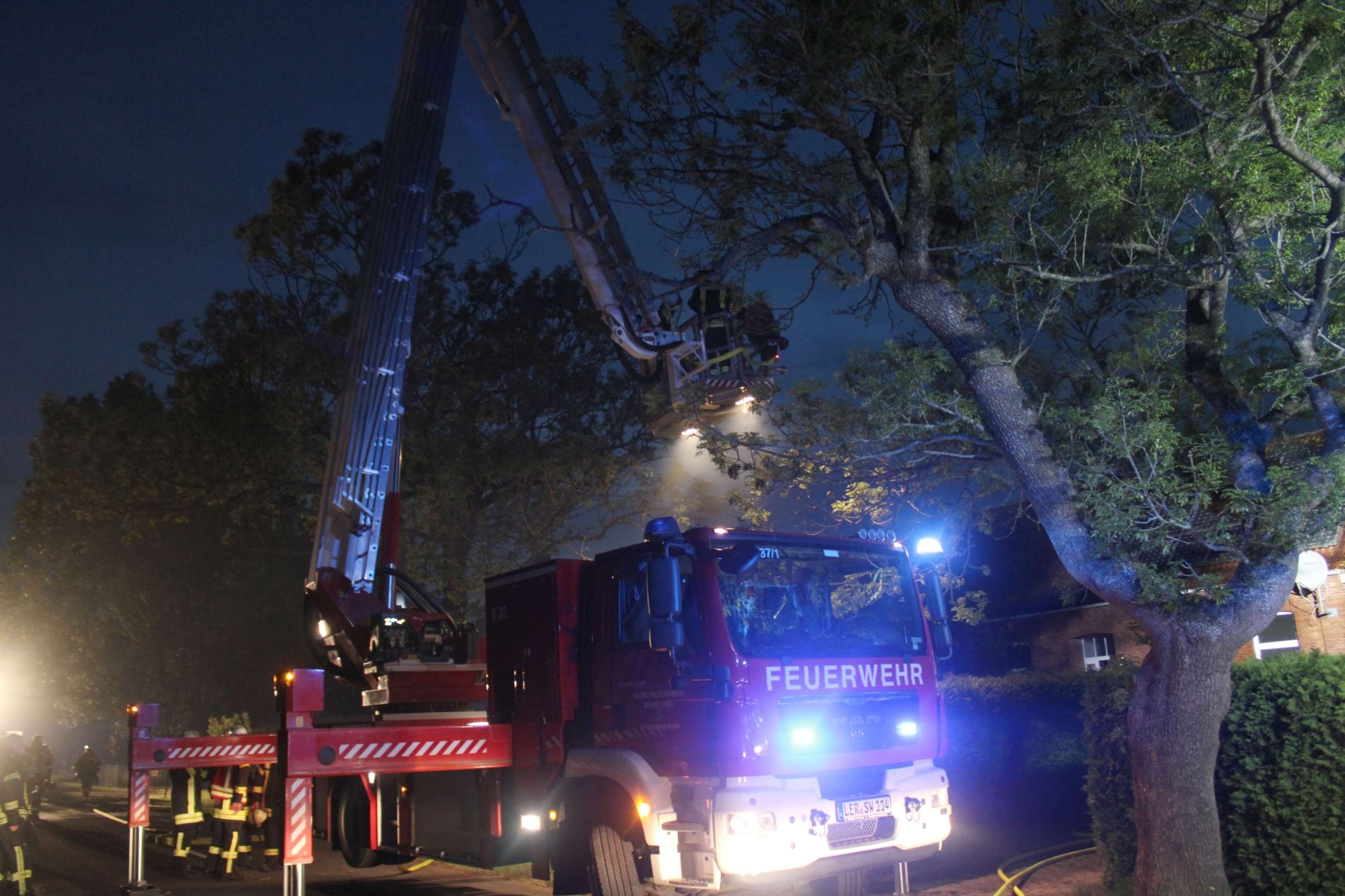 Neben der Feuerwehr Weener waren auch die Feuerwehren Dollart, Bunde und Wymeer im Einsatz. © Rand/Feuerwehr