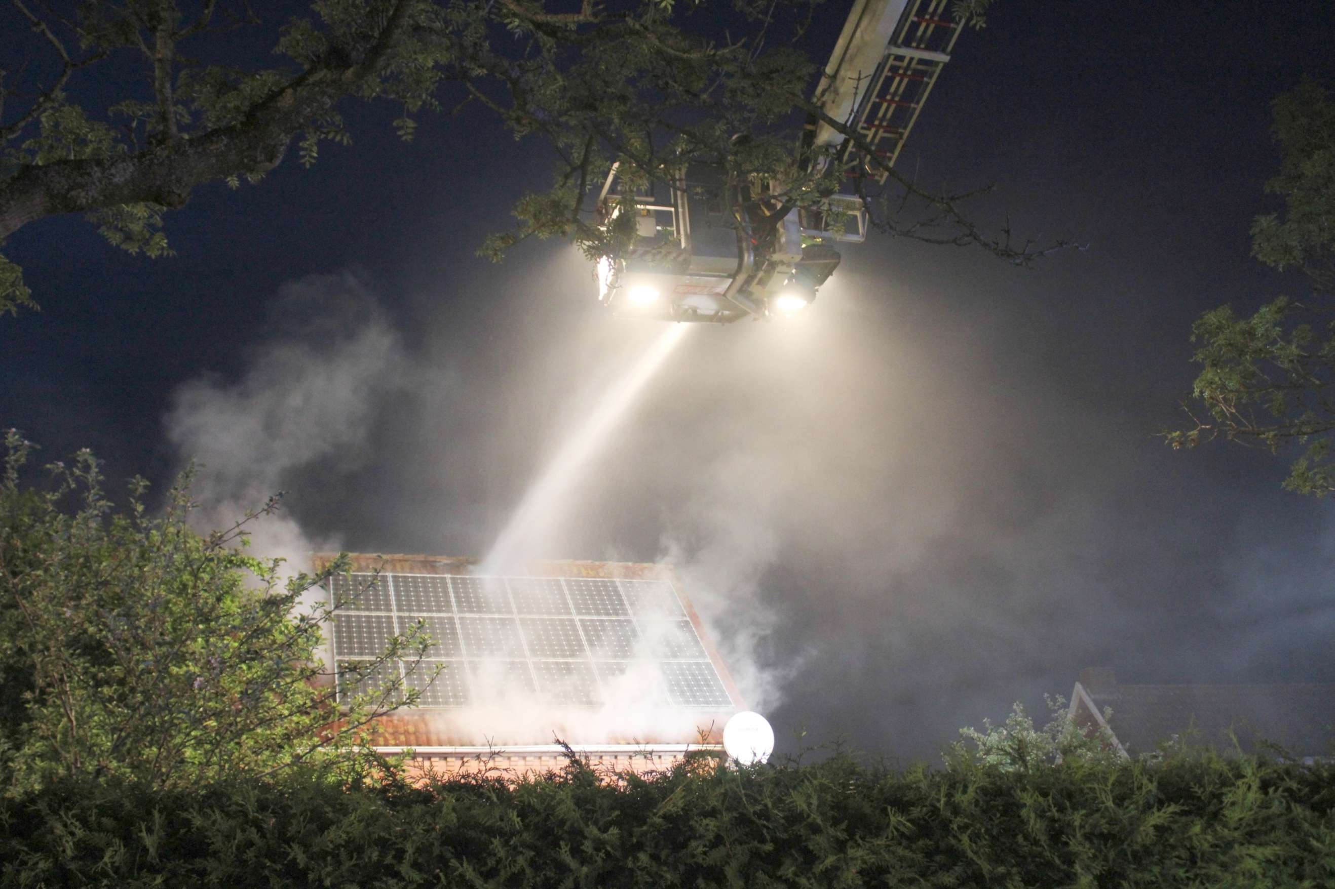 Dichter Rauch stieg aus dem Dachstuhl hervor. © Rand/Feuerwehr