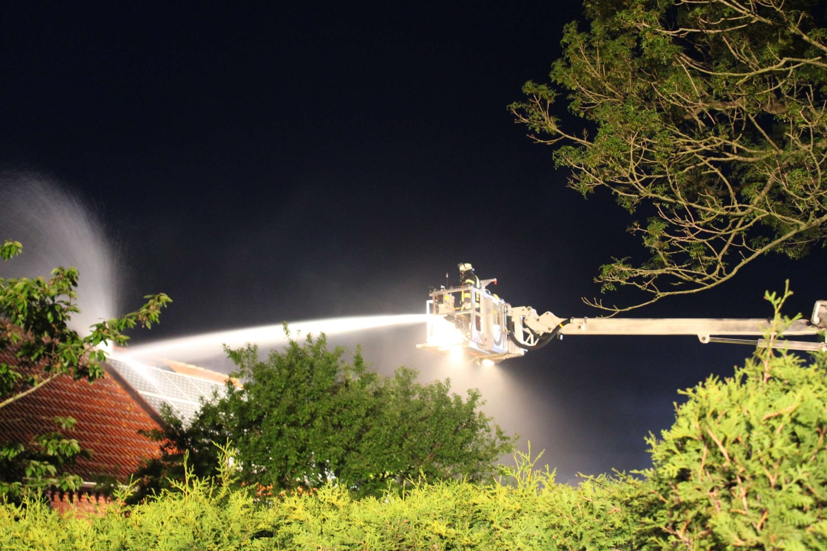 Die Löscharbeiten waren kompliziert und dauerten mehrere Stunden. © Rand/Feuerwehr