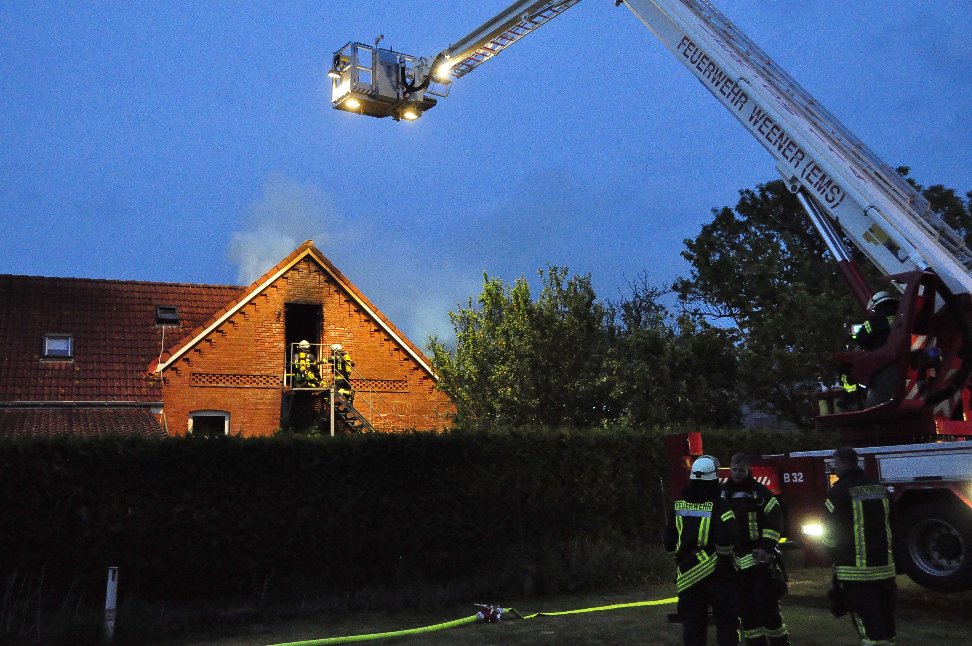Die Feuerwehr Weener unterstützte mit ihrer Hubrettungsbühne. © Wolters