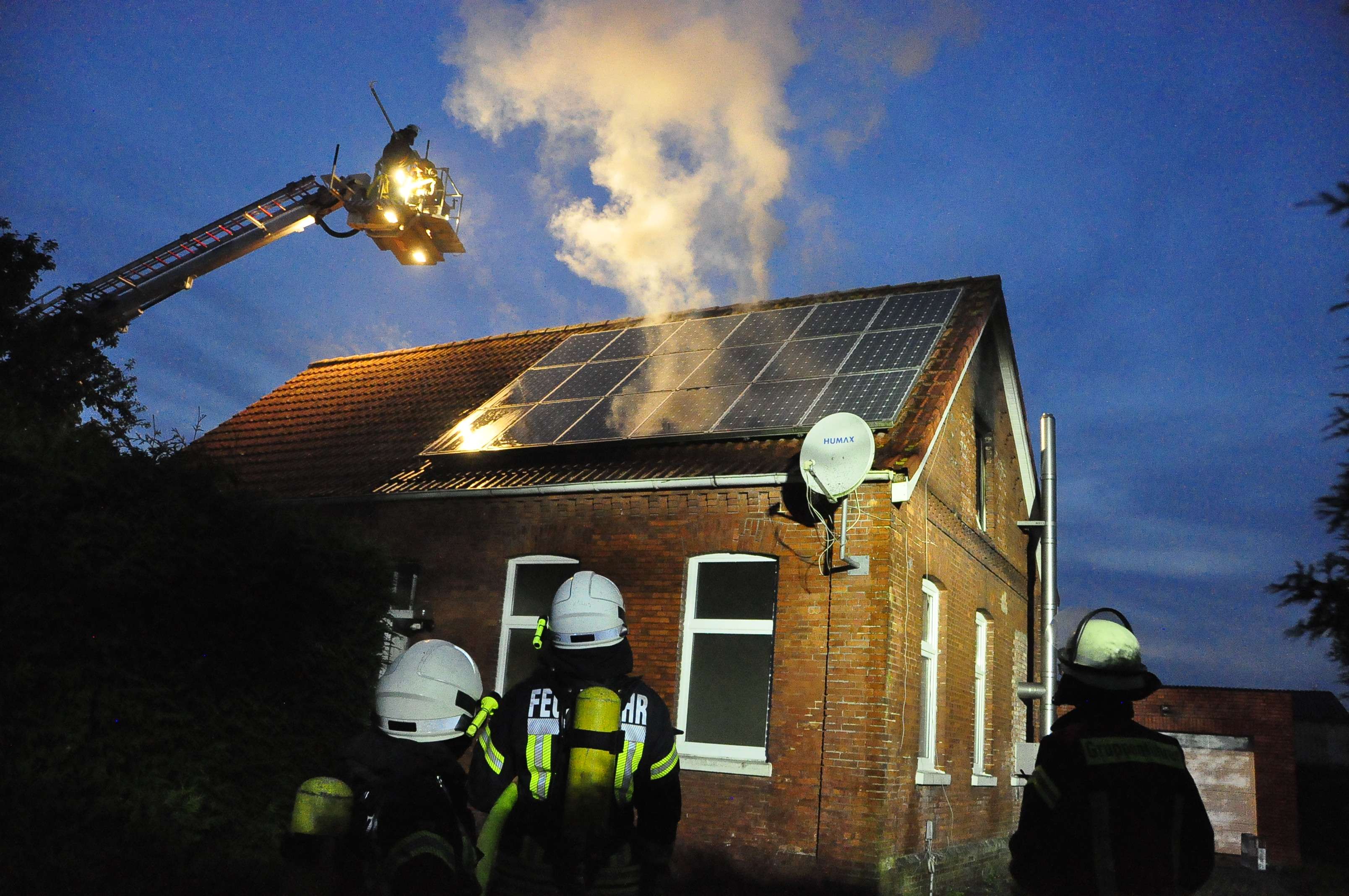 Die Photovoltaikanlage auf dem Dach erschwerte die Löscharbeiten. © Wolters