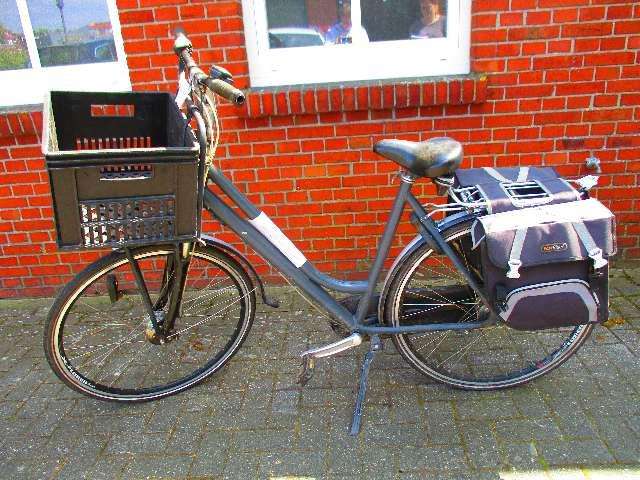 Zu beachten ist, dass beide Fahrräder mit dunkler Farbe neu lackiert wurden. © Polizei