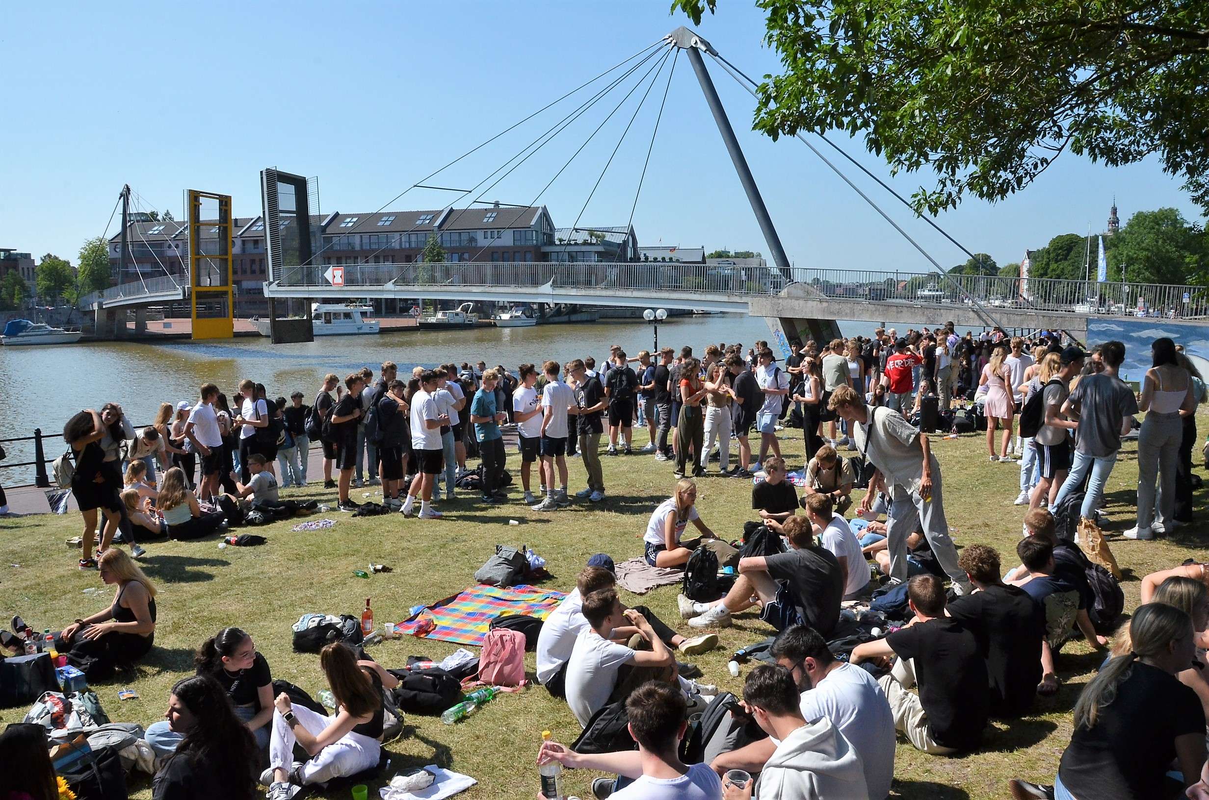 Hunderte Jugendliche waren zur »School’s-out-Party« am Hafen in Leer gekommen. © Ammermann