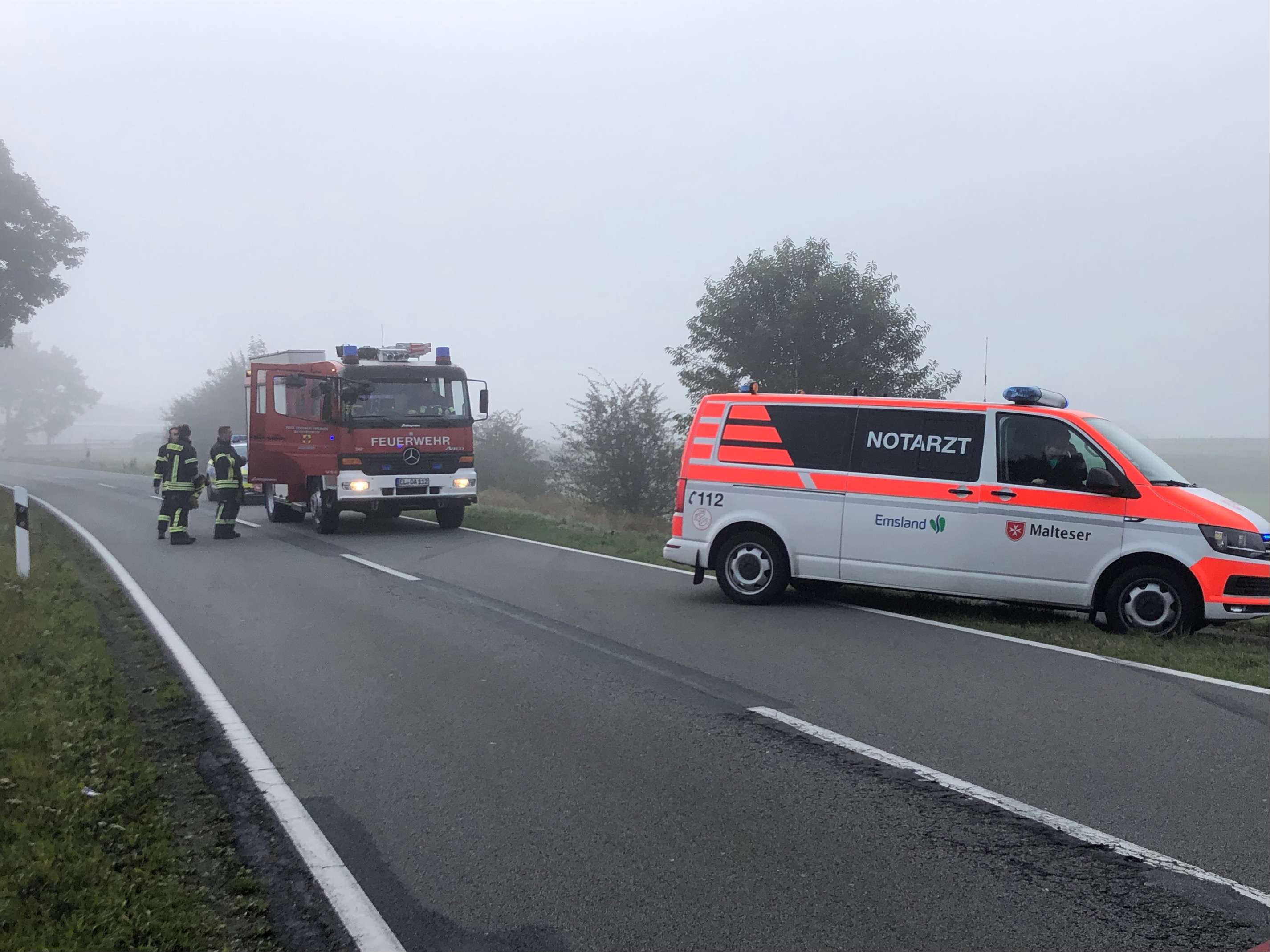 Der Rettungsdienst kümmerte sich um die verletzte Fahrerin. © Feuerwehr