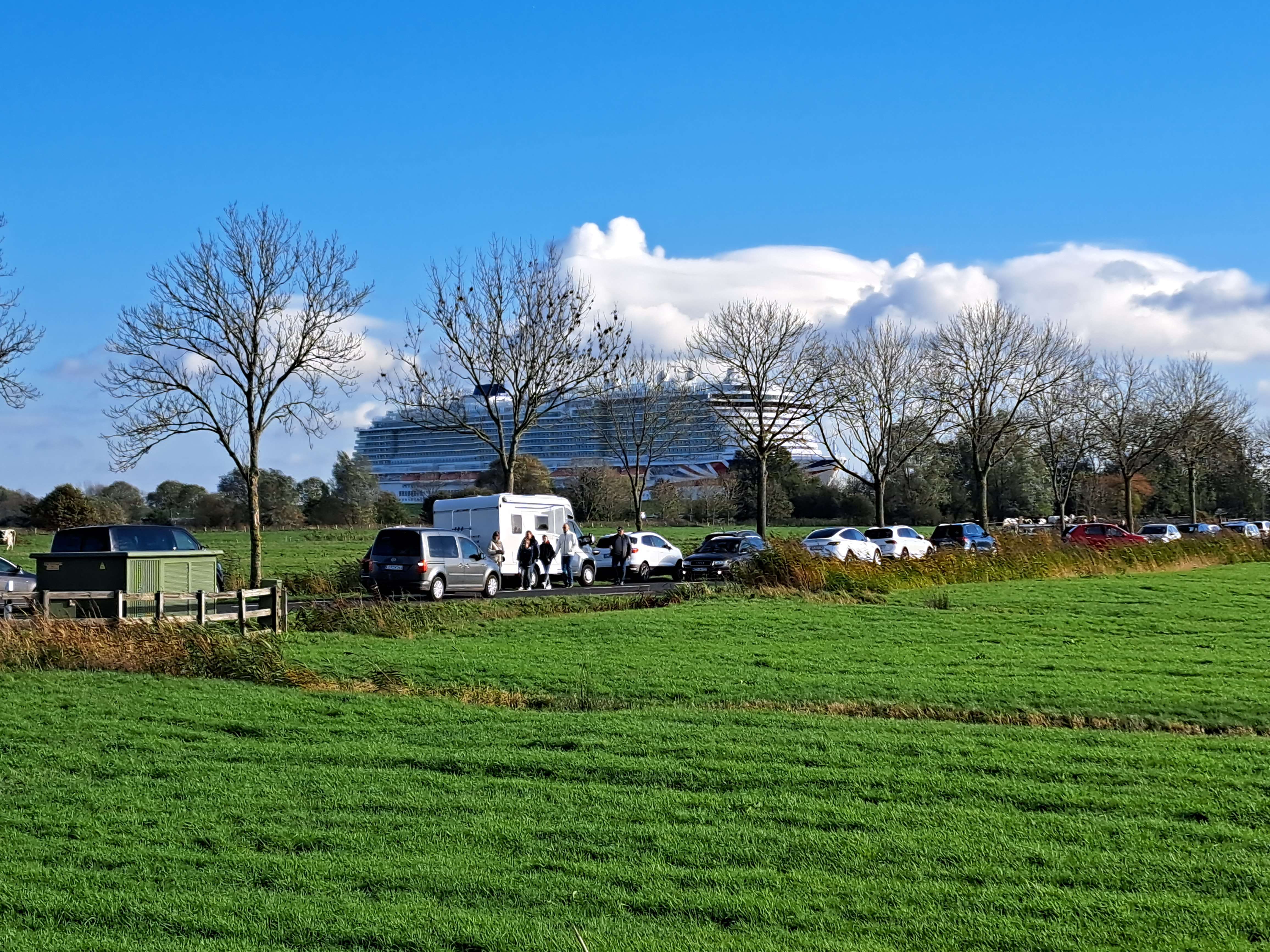 Auf den Zufahrtstraßen zum Emsdeich - wie hier in Ferstenborgum - parkten derart viele Autos, dass die Polizei eine Einbahnstraßenregelung einführte. © Szyska