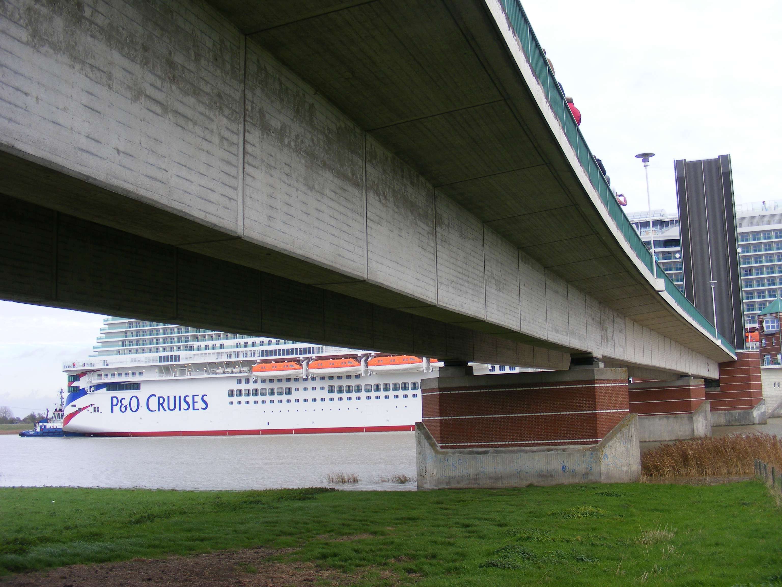 Unter der Jann-Berghaus-Brücke. © Szyska