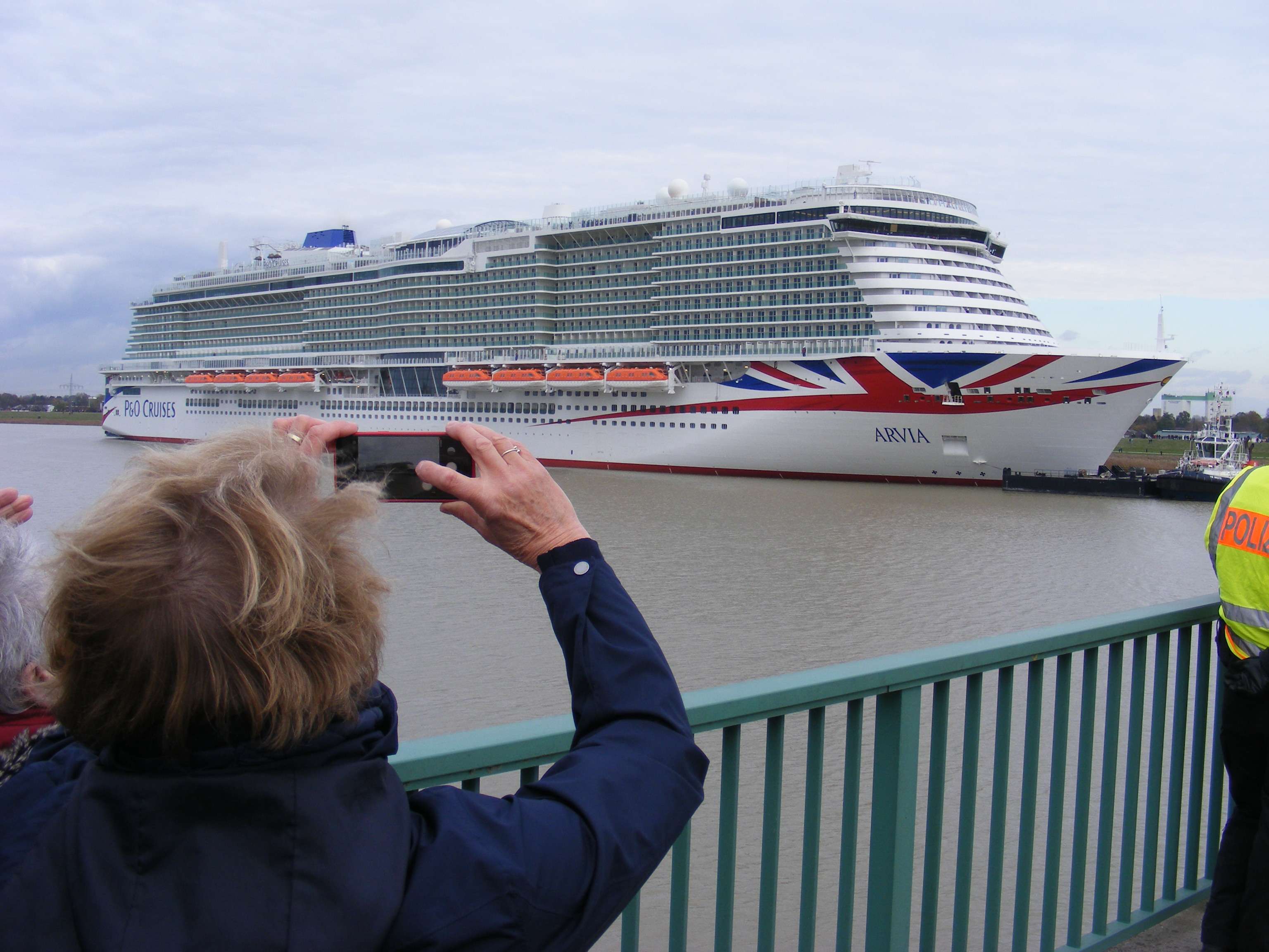Viele Schaulustige machten Schnappschüsse mit ihren Handys. © Szyska