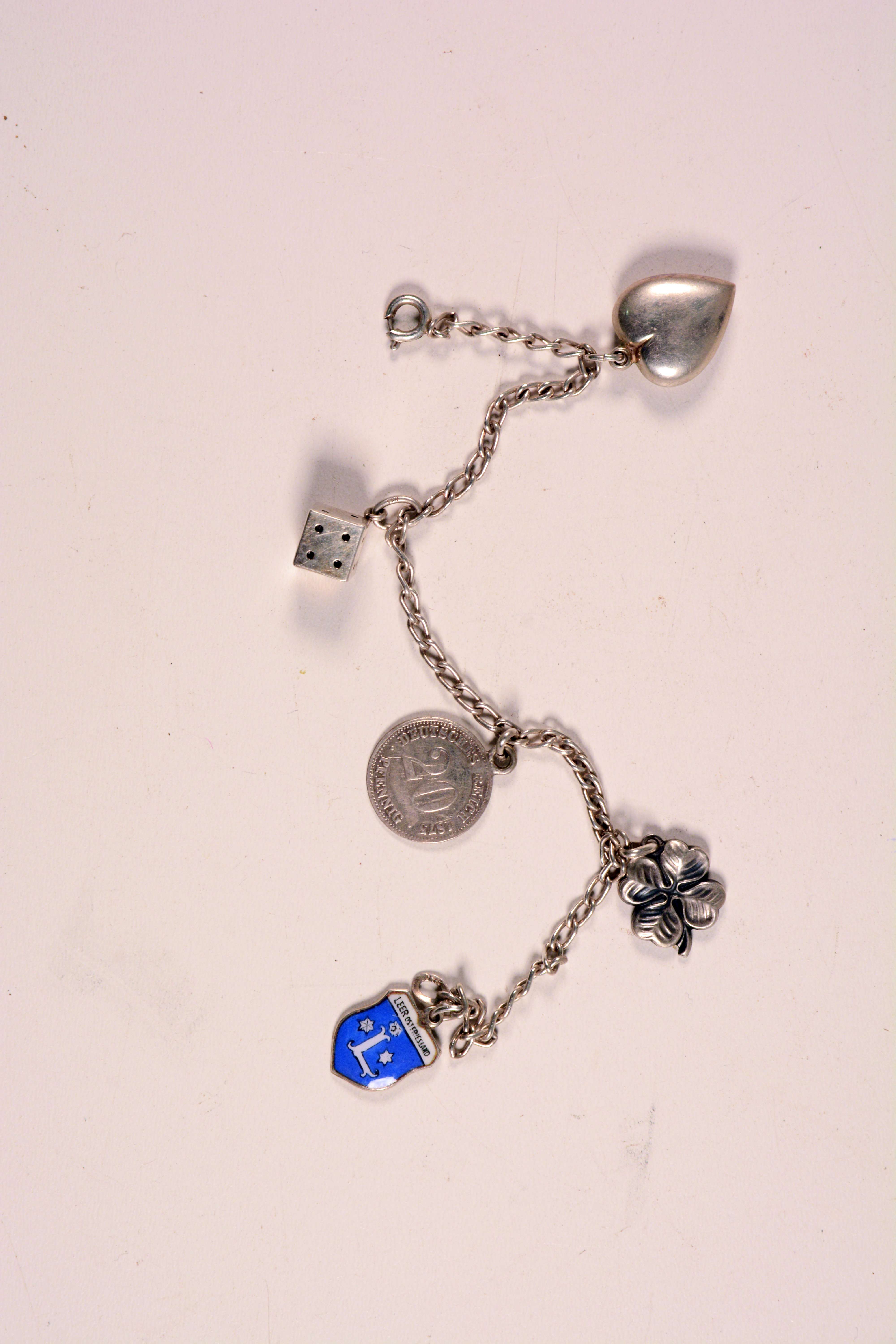 Armkette in 835er Silber mit verschiedenen Anhängern, unter anderem dem Wappen der Stadt Leer. © Polizei