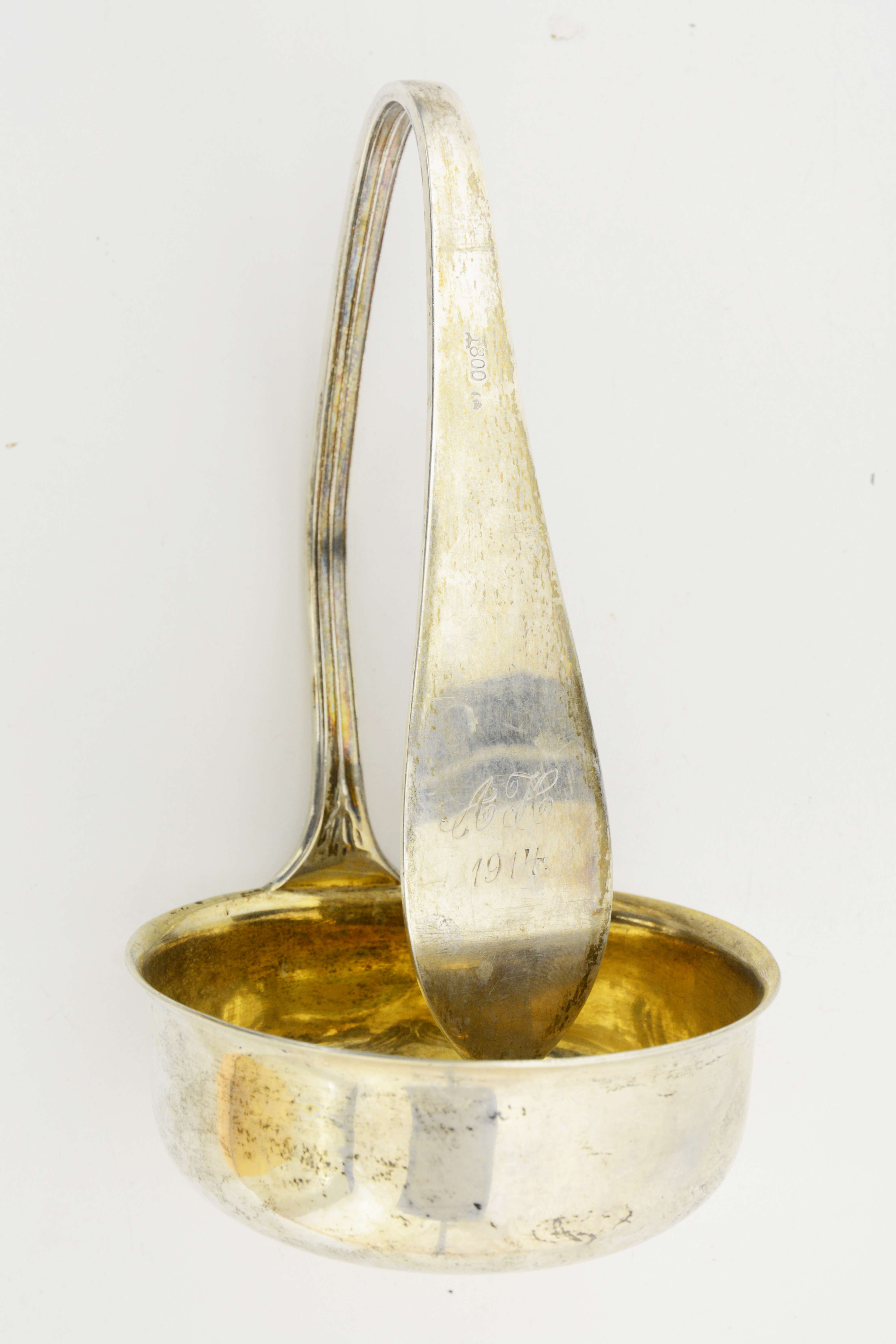 Eine Suppenkelle in 800er Silber mit gebogenem Griff und der Gravur