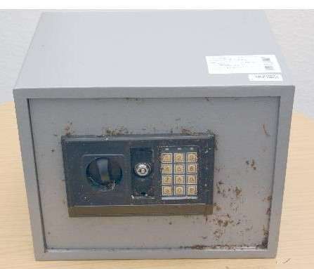 In dem aufgefundenen Tresor unbekannter Herkunft befanden sich mehrere Goldmünzen. © Polizei