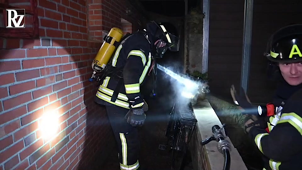 Feuerwehr löscht brennenden Fahrrad-Akku