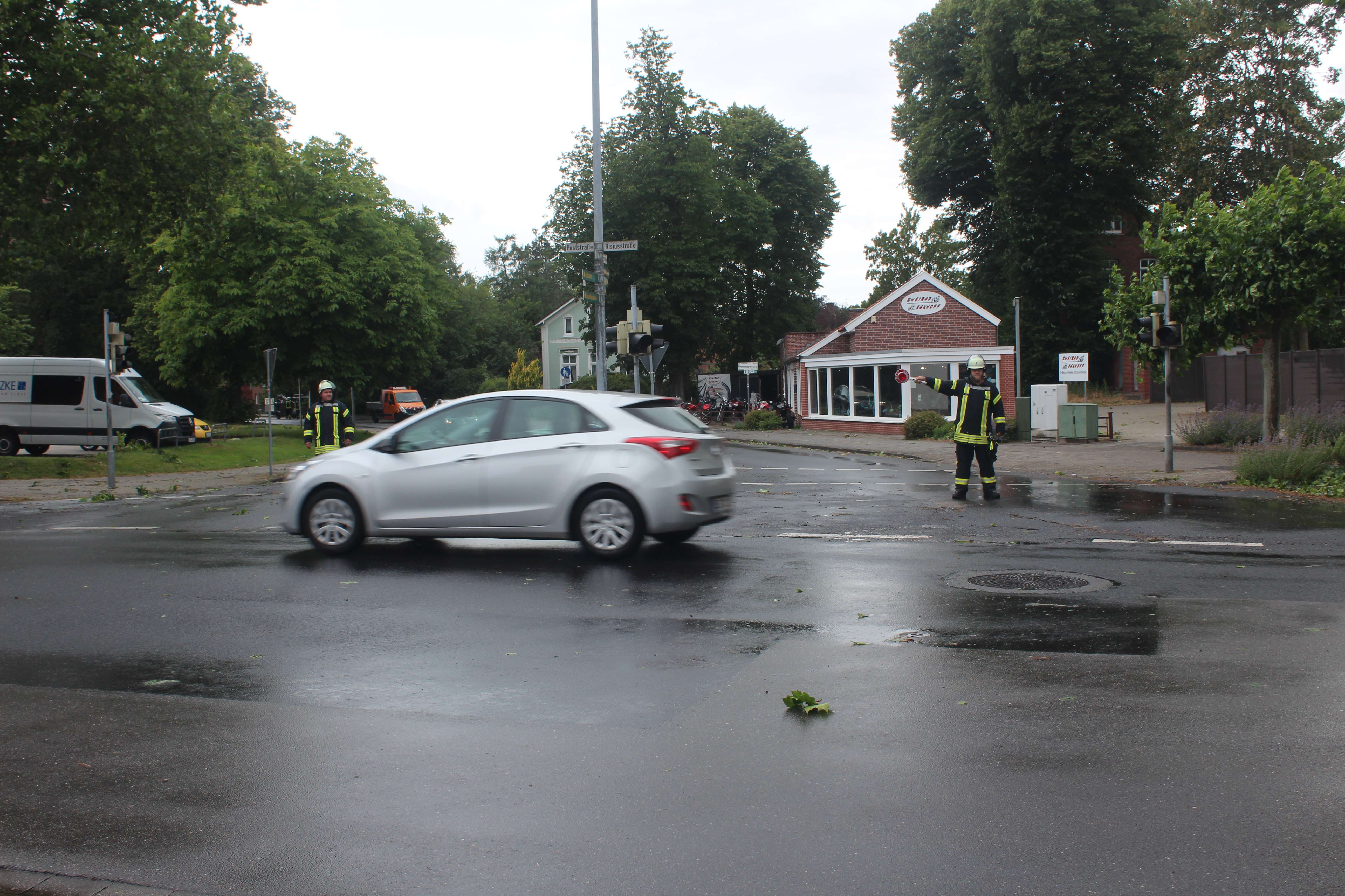 Die Feuerwehr sperrte zeitweise die Bahnhofstraße, um ein abgebrochene Äste zu entfernen. © Berents