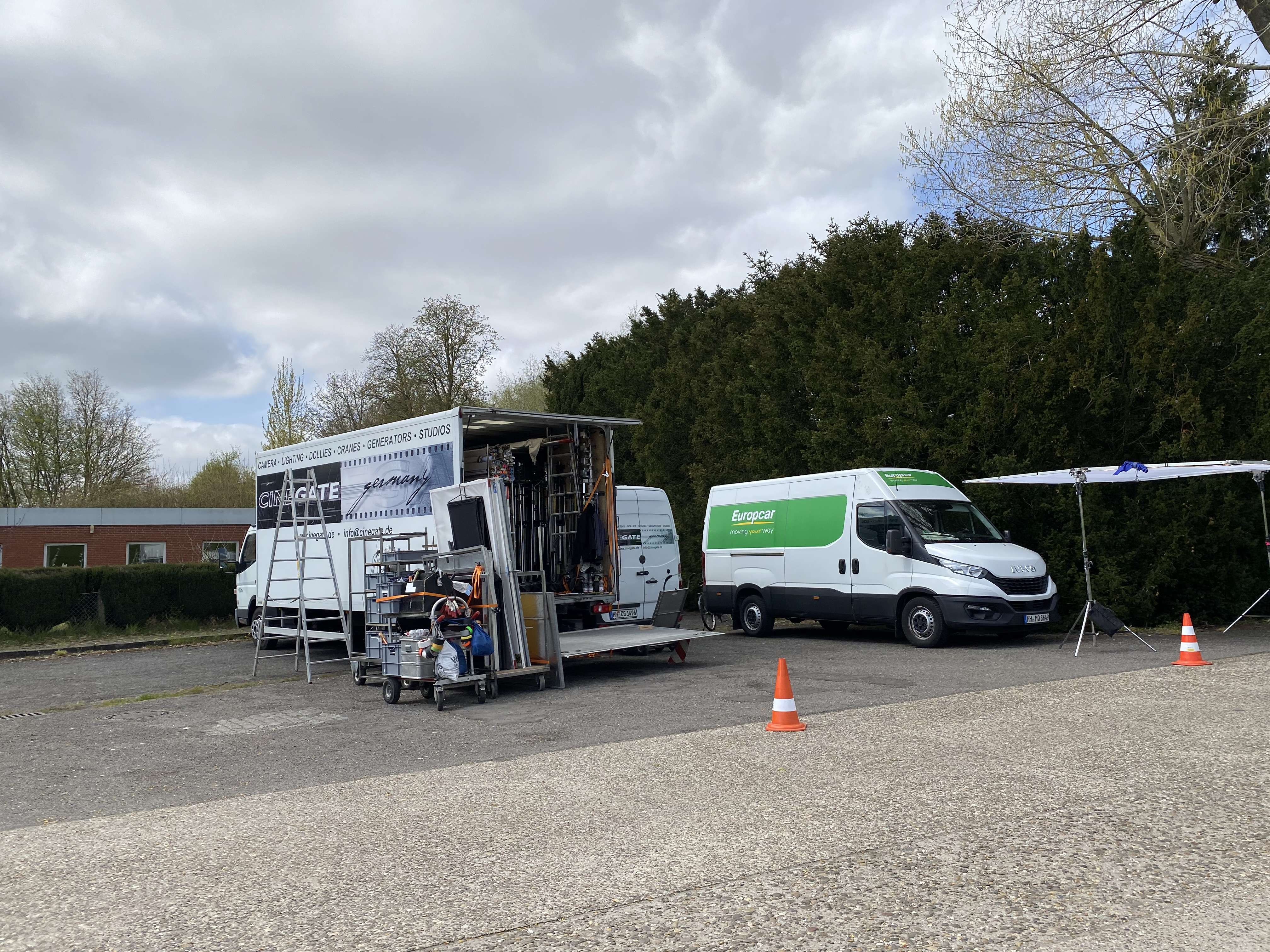 Nahe des ehemaligen Gerätedepots schlug das Produktionsteam sein Lager auf. © Hanken