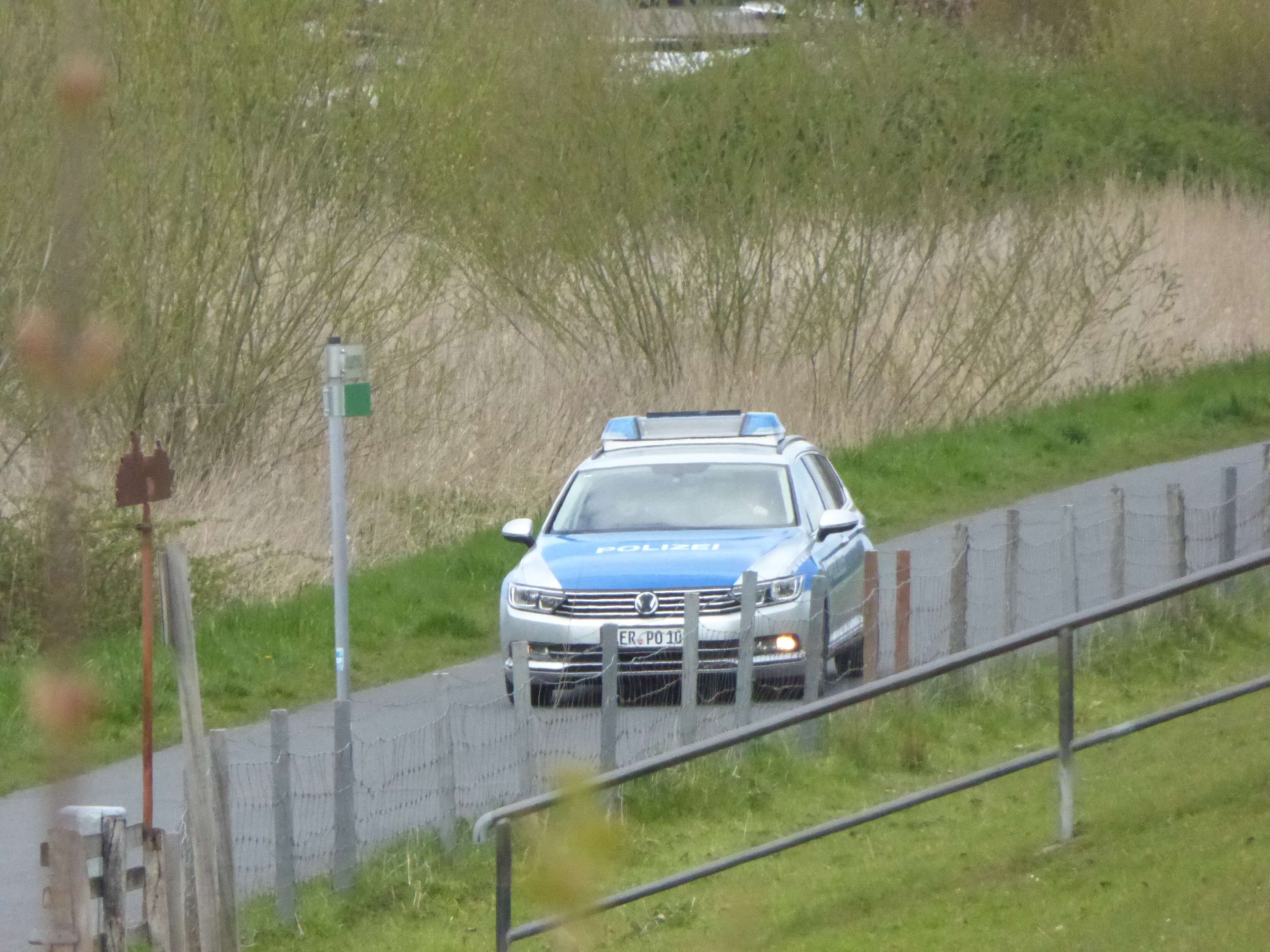 Szene mit einem Streifenwagen am Emsdeich in Weener. © Hanken